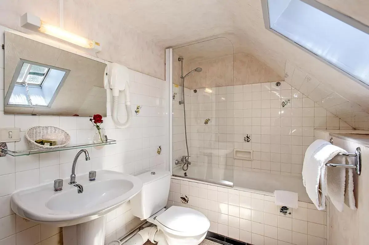 Bathroom in Hôtel Le Portalou