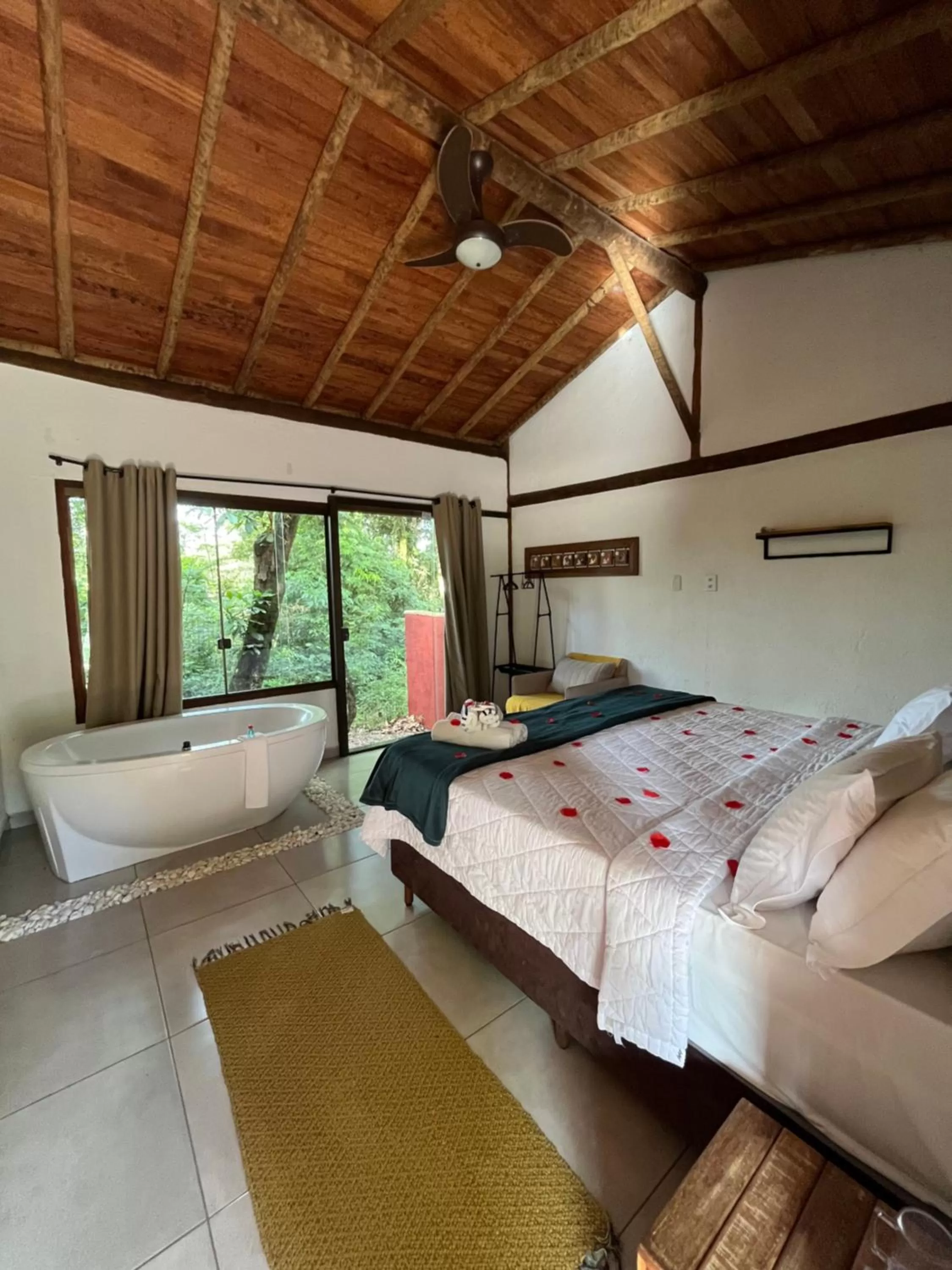 Bath, Bed in A Mi Manera Pousada , cerveja própria e Bistrô !