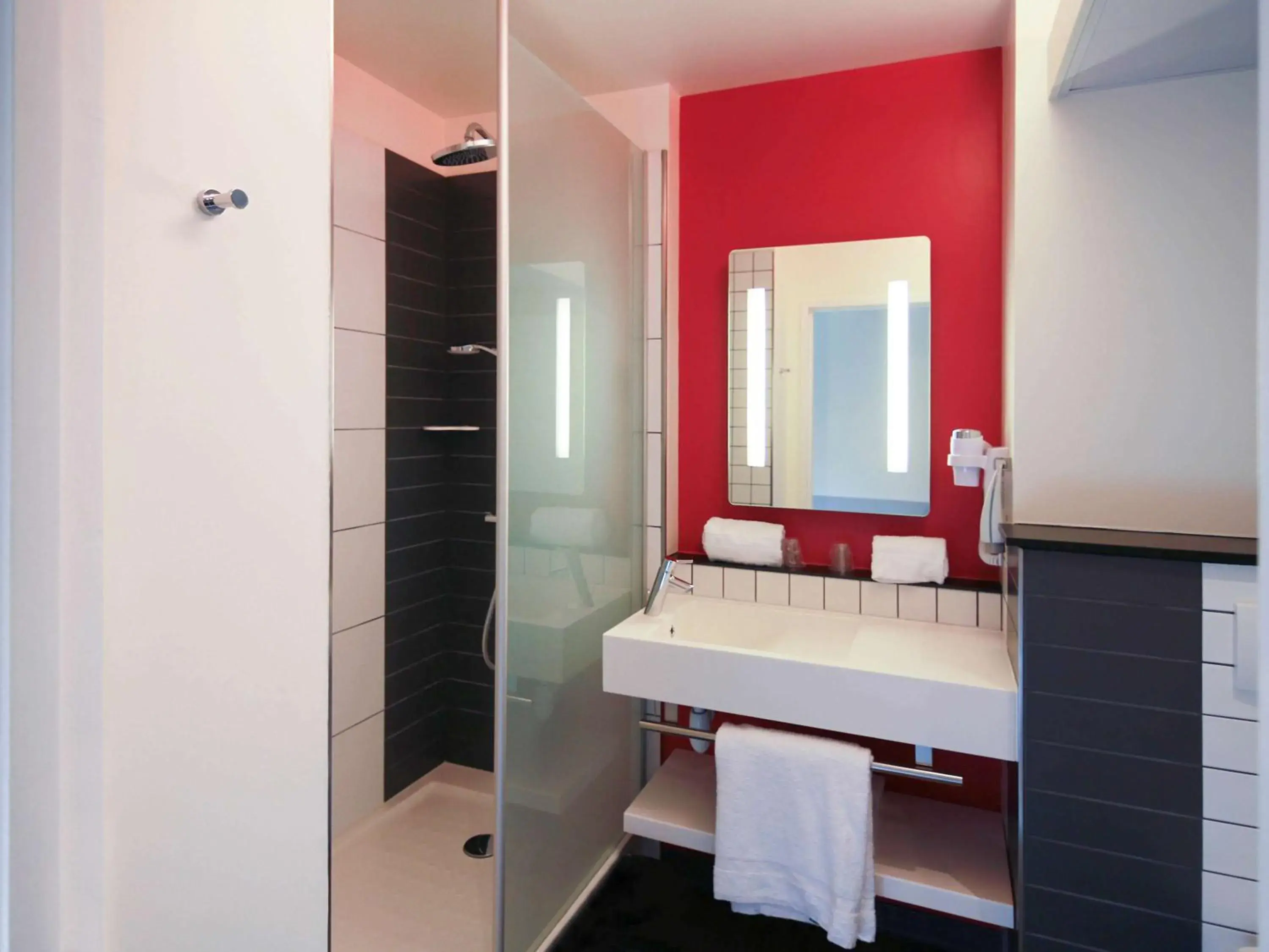 Photo of the whole room, Bathroom in ibis Styles Flers