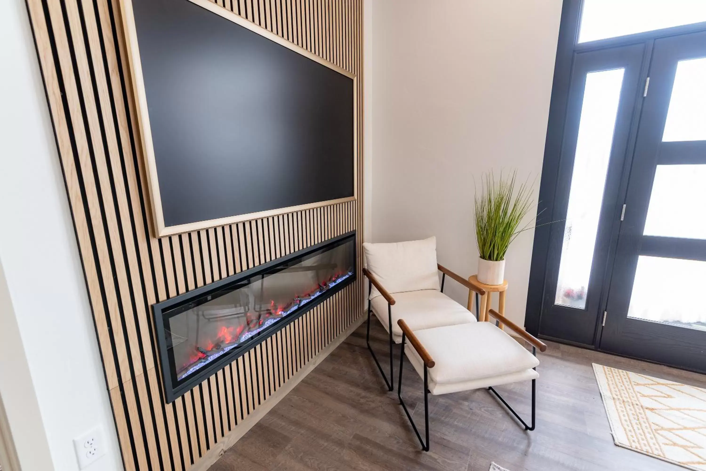 TV and multimedia, TV/Entertainment Center in Colony Suites