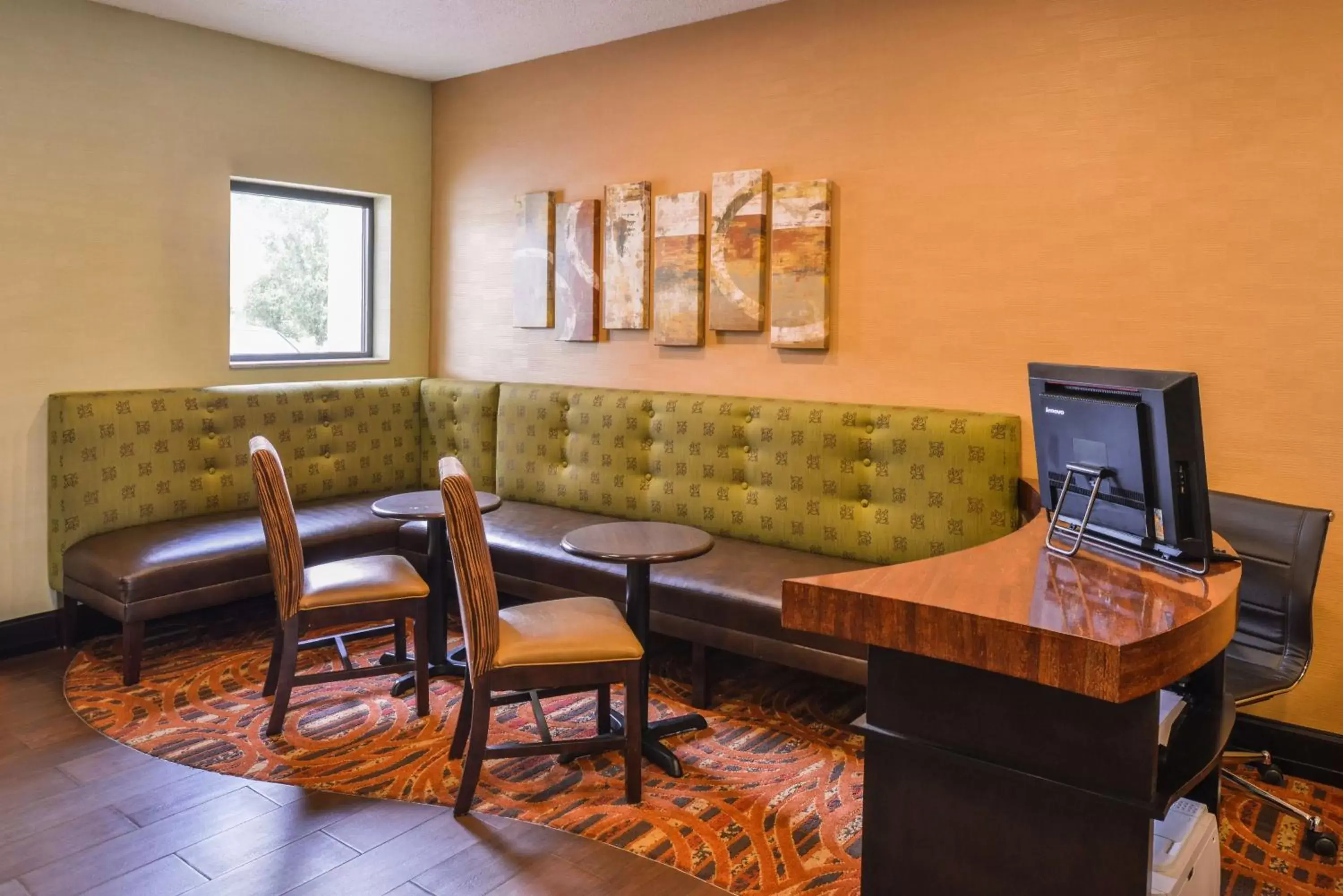 Dining area, Seating Area in Hampton Inn Elkhart