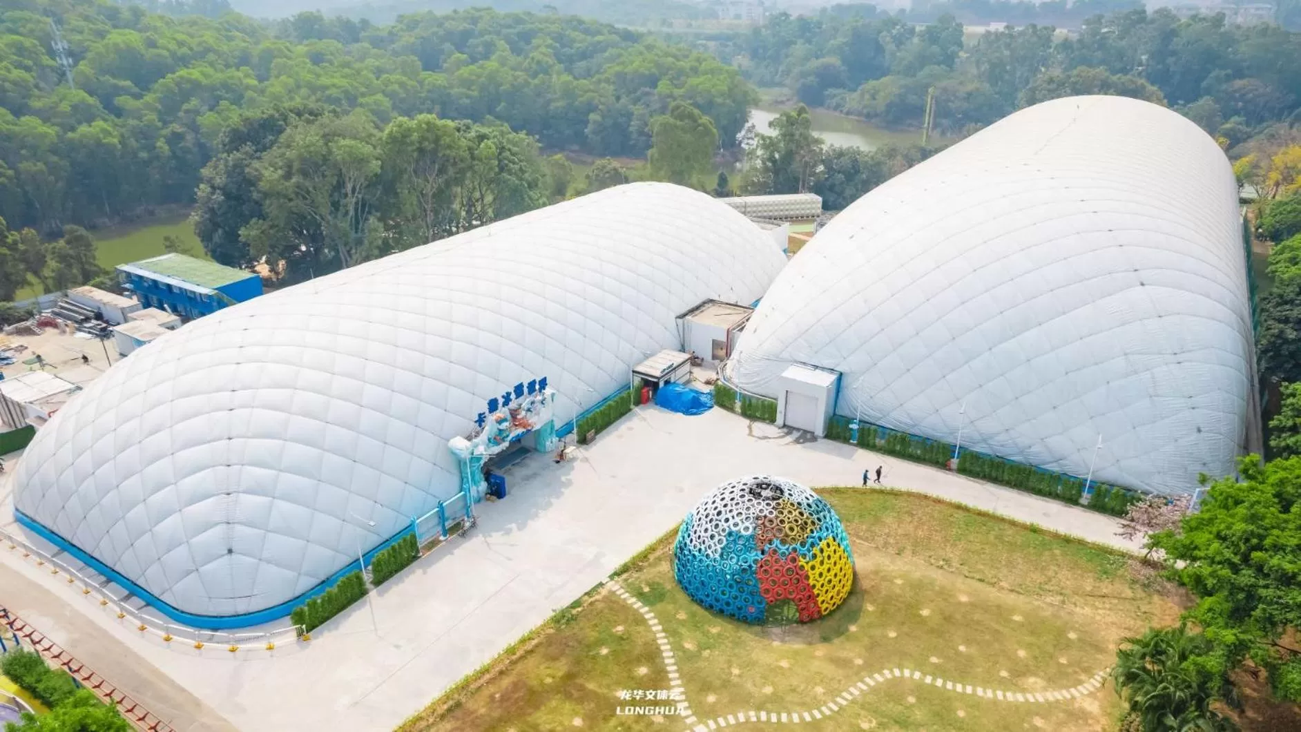 Skiing in Hard Rock Hotel Shenzhen