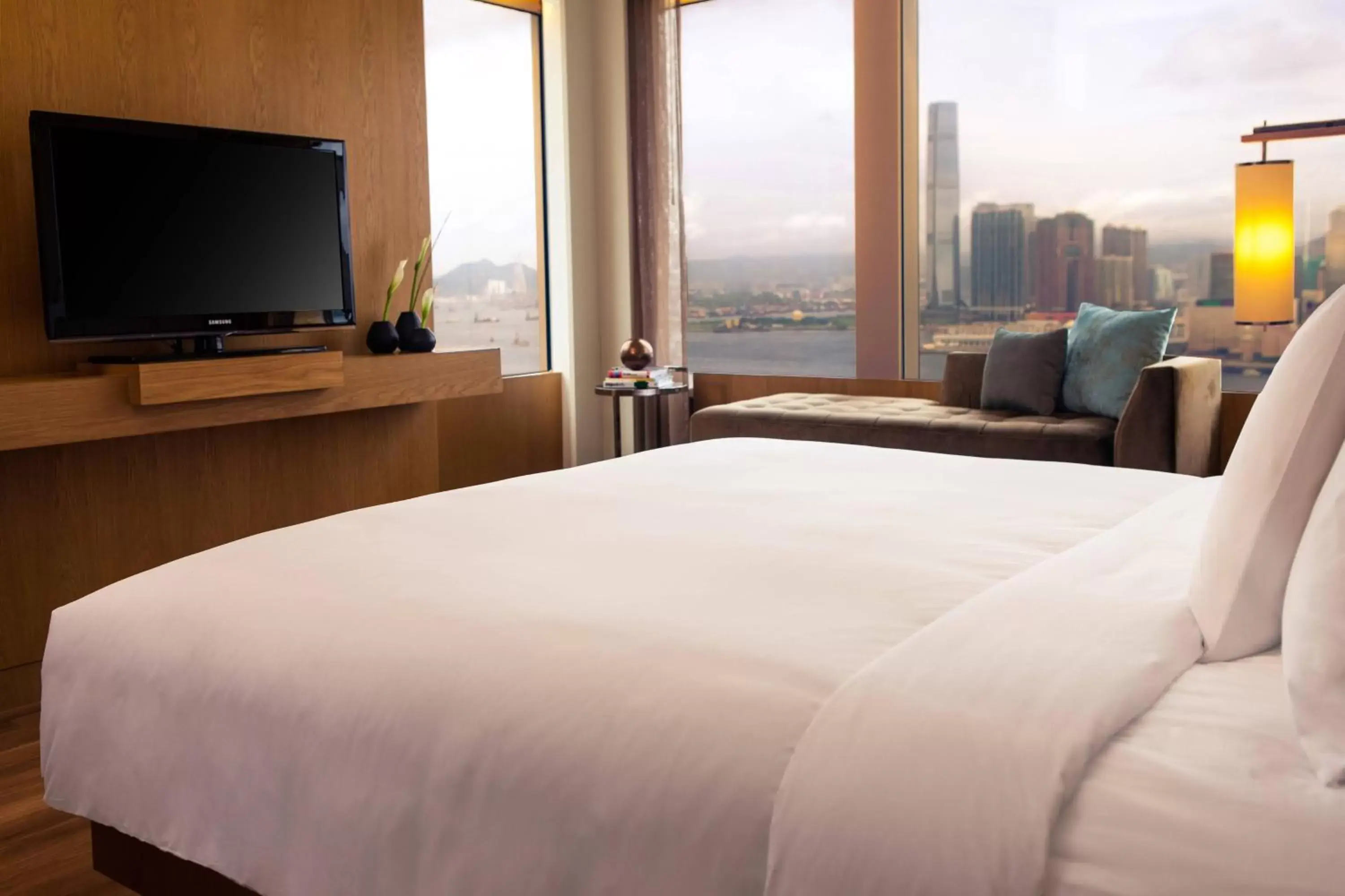 Photo of the whole room, Bed in Renaissance Hong Kong Harbour View Hotel