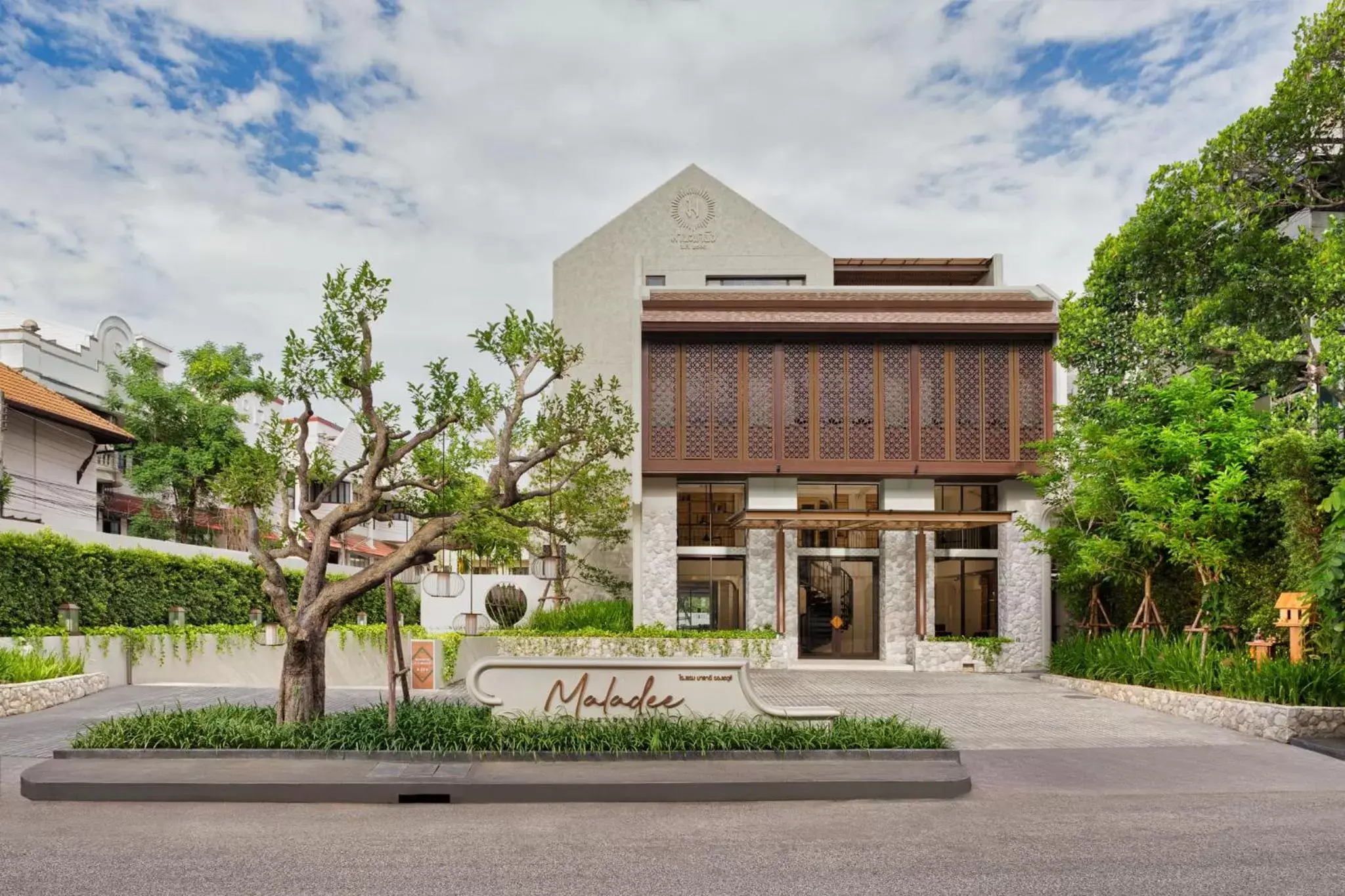 Facade/entrance in Maladee Rendezvous Hotel Chiang Mai Facade/entrance in Maladee Rendezvous Hotel Chiang Mai
