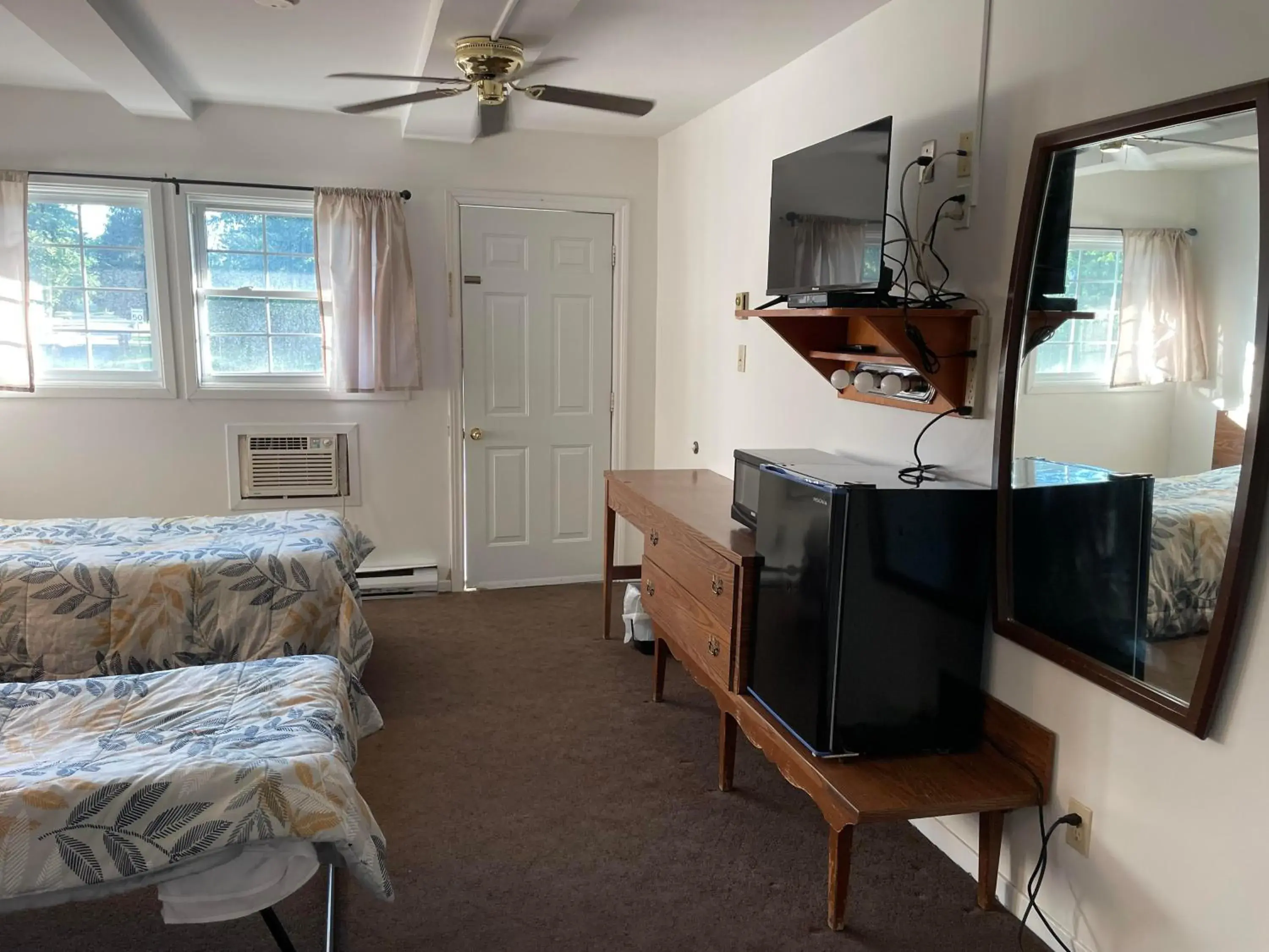 fireplace, TV/Entertainment Center in Norfolk Motel