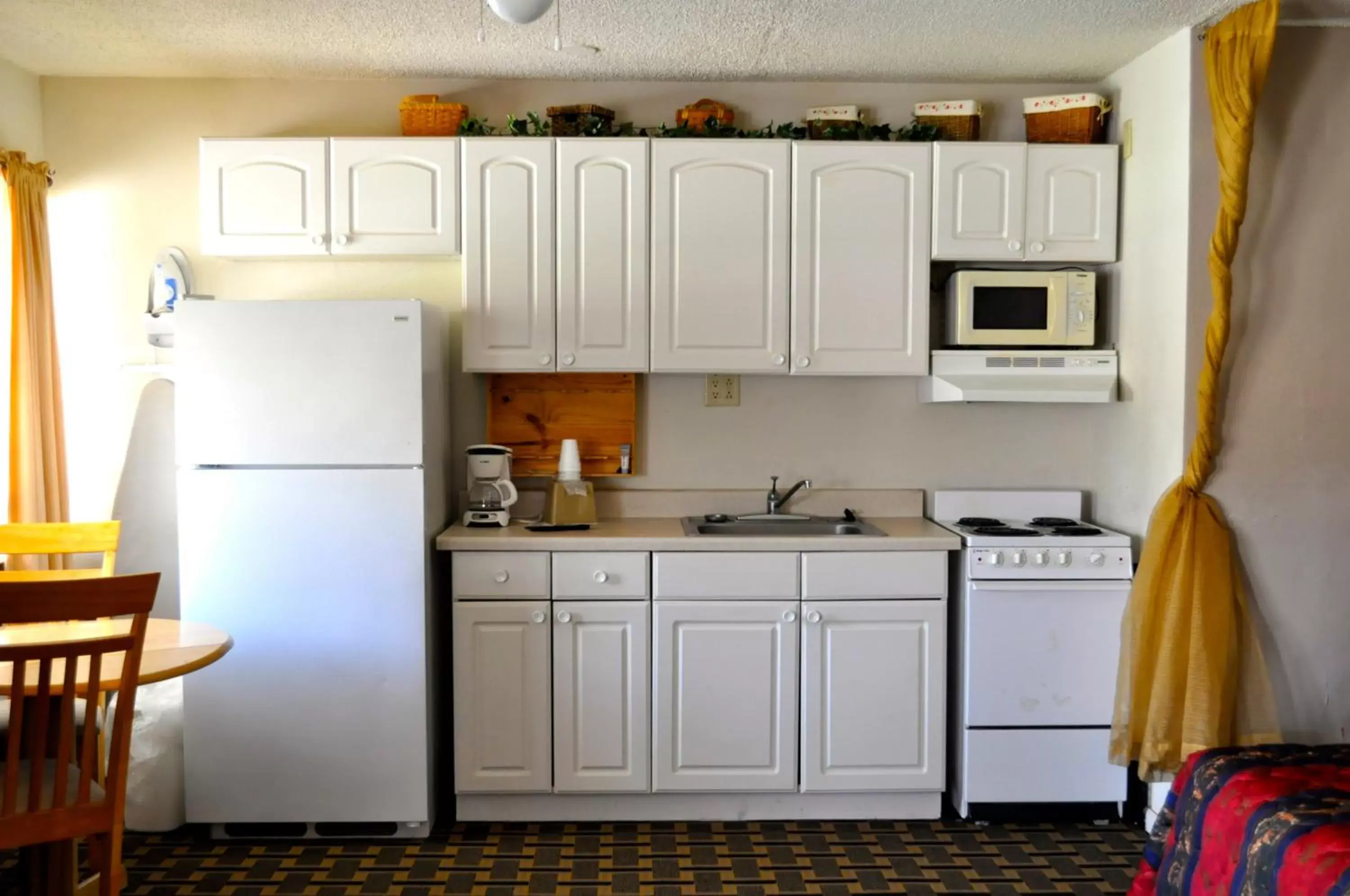 Kitchen/Kitchenette in Andrews Motor Inn