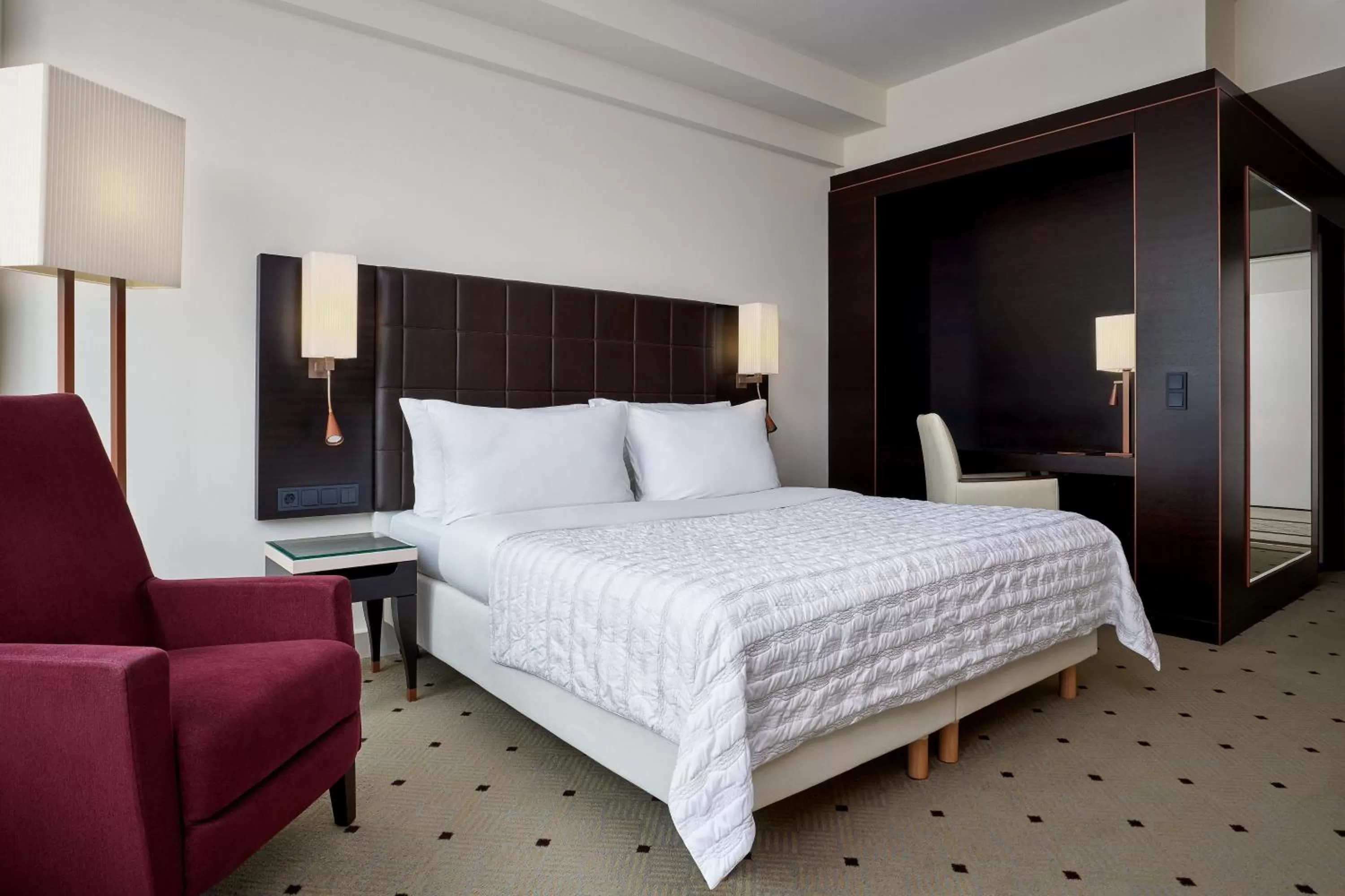 Photo of the whole room, Bed in Le Méridien Stuttgart