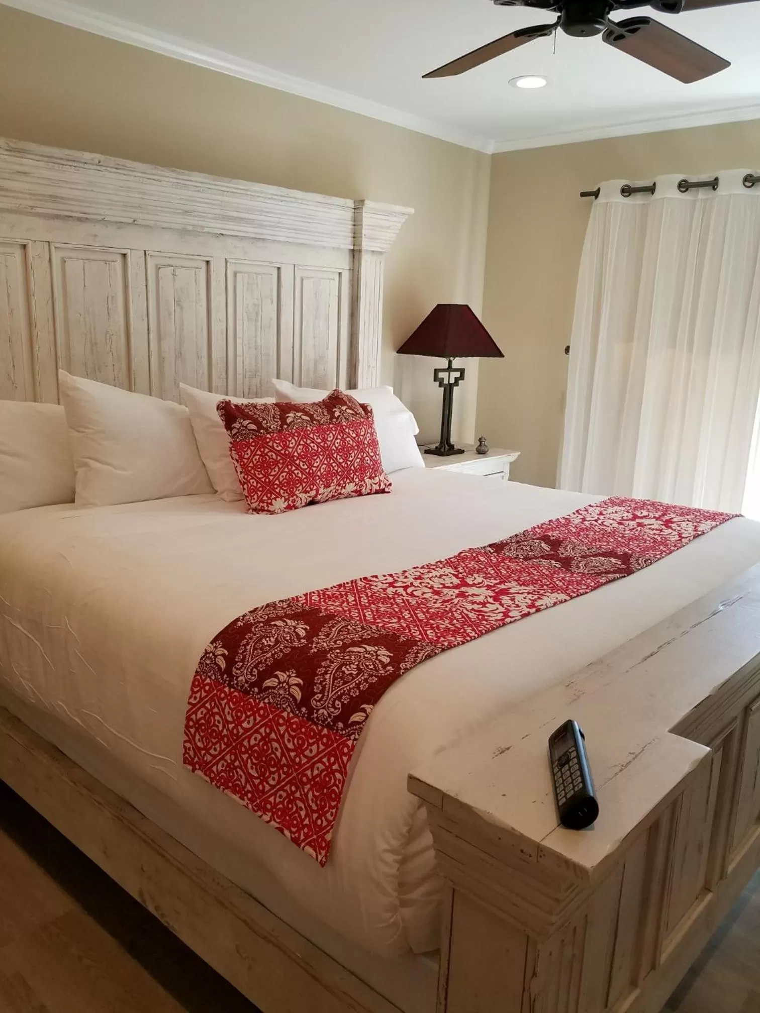 Bed in Lantern Light Inn - Romantic Getaway