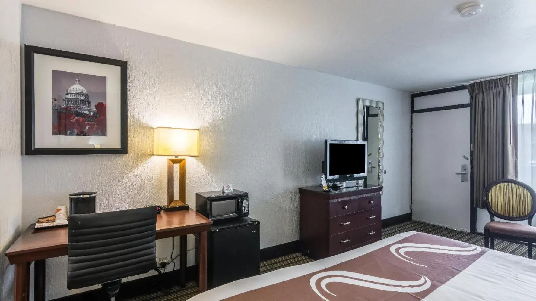 Bedroom, TV/Entertainment Center in Rest and Relax Inn