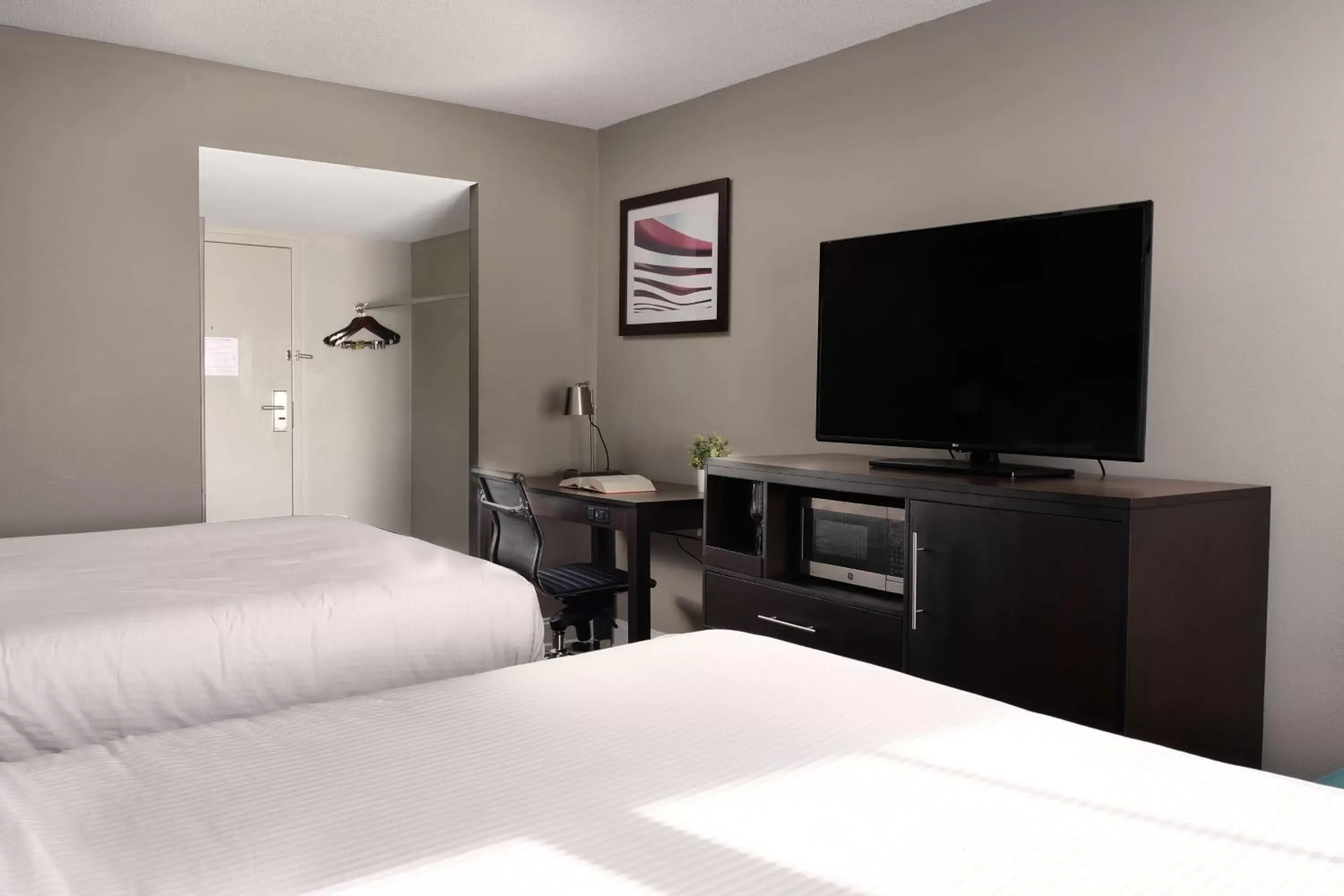 Bedroom, TV/Entertainment Center in Best Western Plus Executive Residency Pottstown