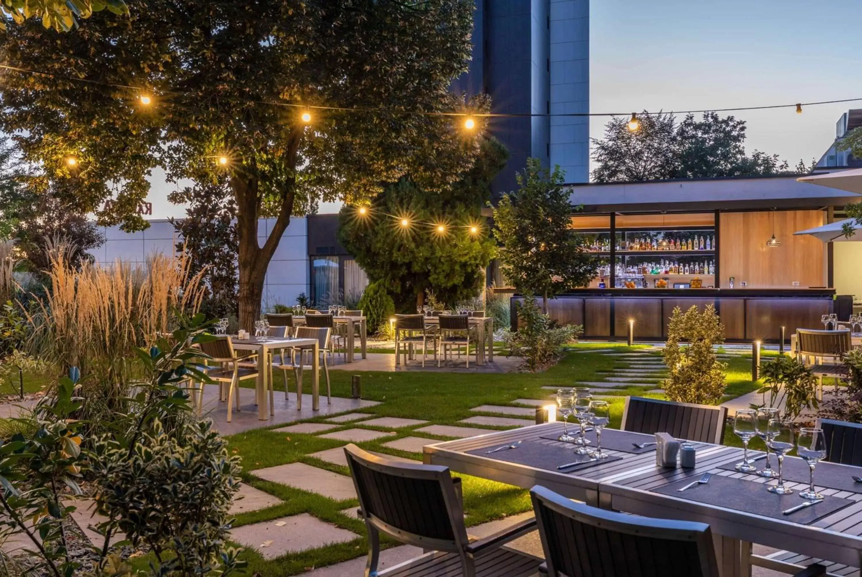 Patio, Restaurant/Places to Eat in Ramada by Wyndham Slatina Parc