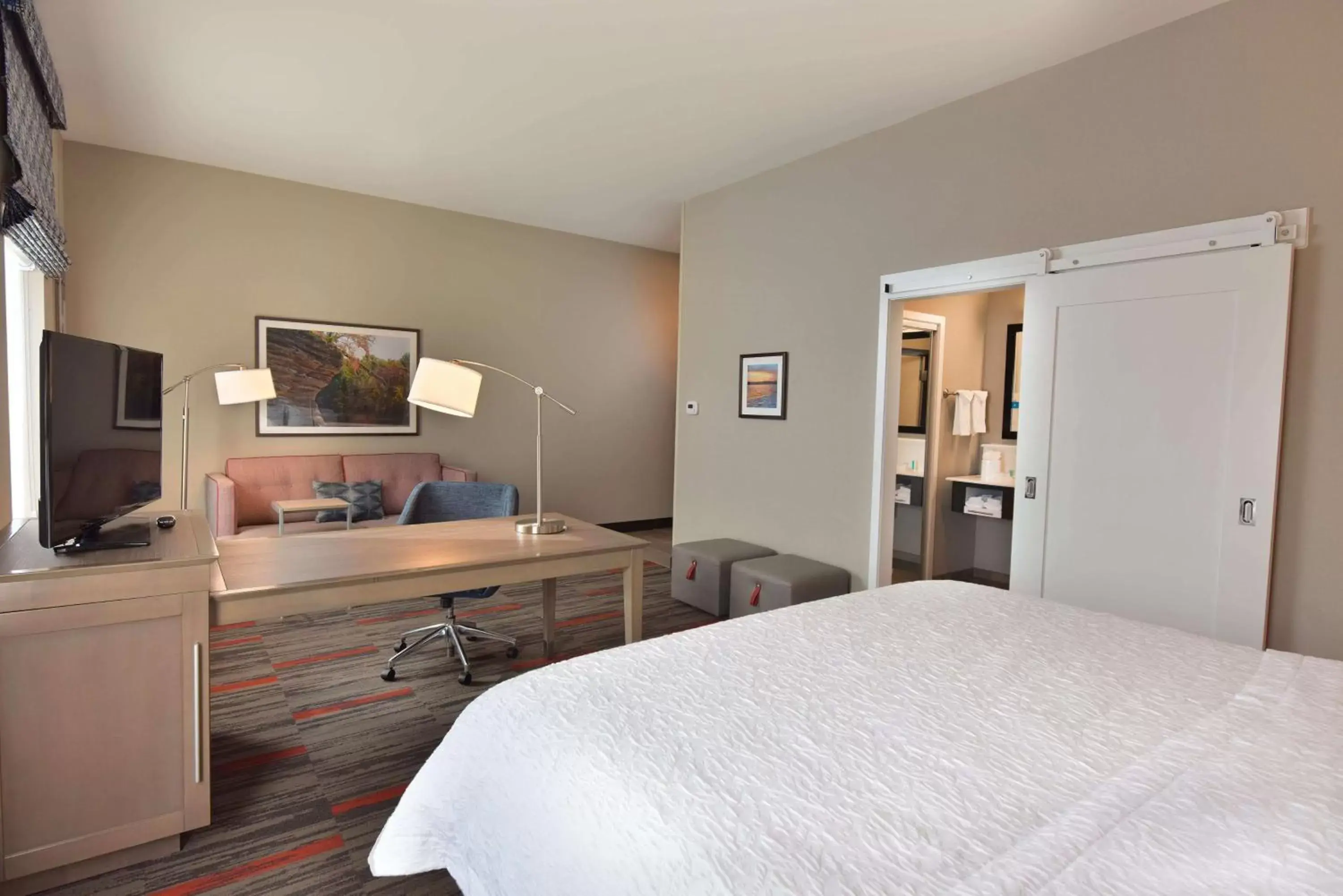 Bedroom, Bed in Hampton Inn and Suites at Wisconsin Dells Lake Delton