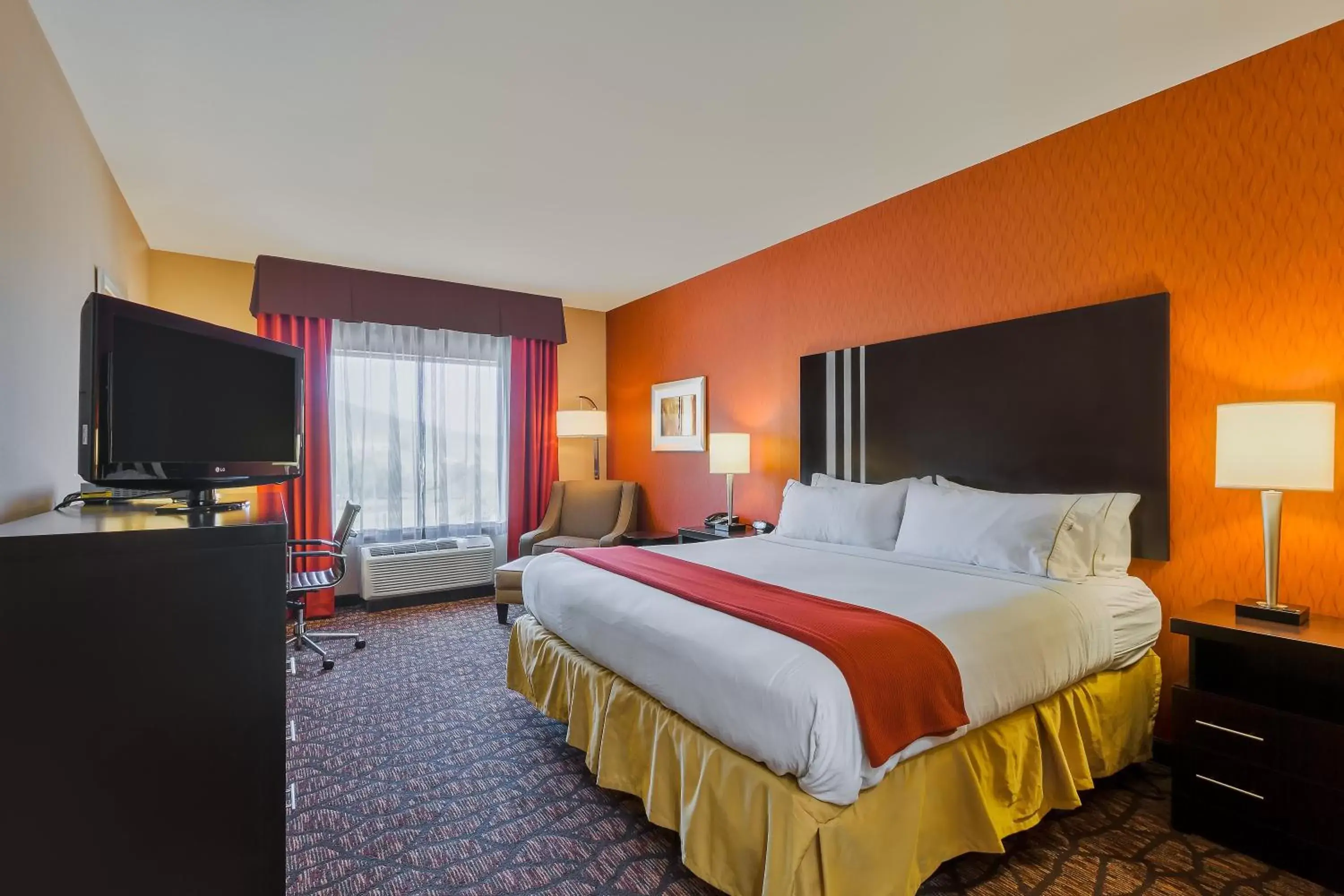 King Suite with Jetted Tub in Holiday Inn Express and Suites Alpine by IHG King Suite with Jetted Tub in Holiday Inn Express and Suites Alpine by IHG