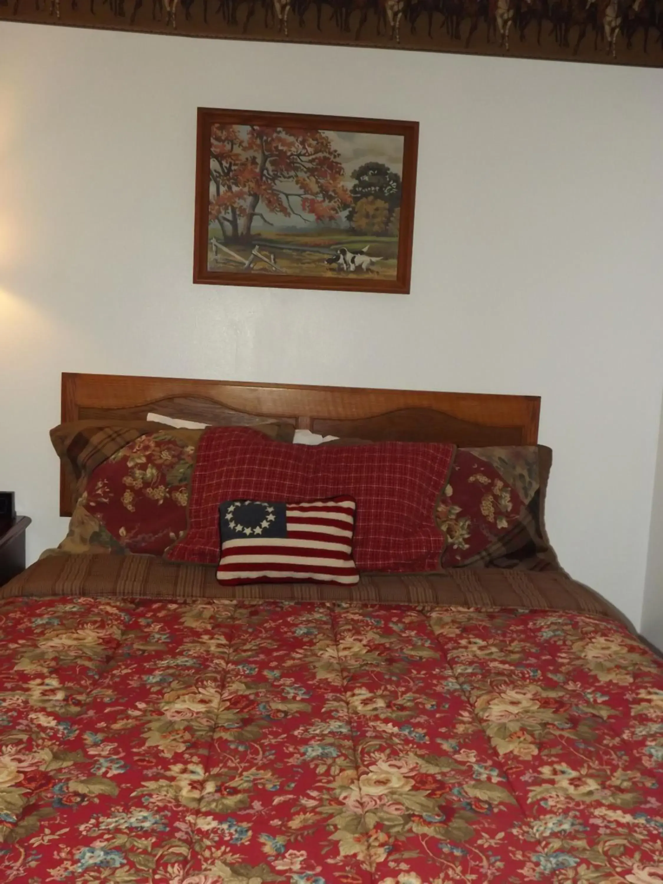 Bed, Seating Area in Crest Country Inn