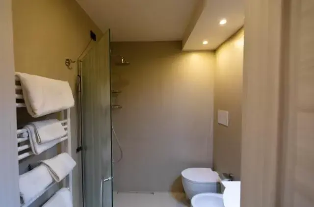 Shower, Bathroom in Hotel Enrichetta
