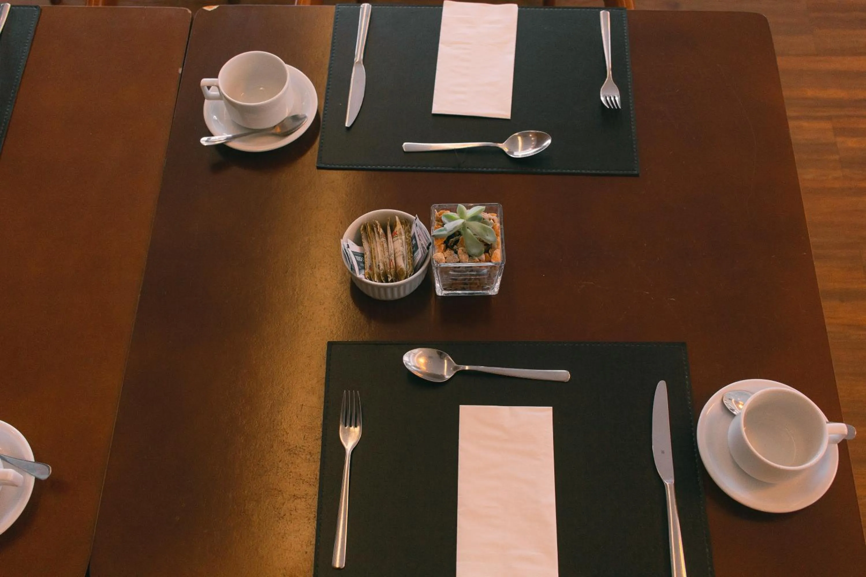 Restaurant/places to eat in Square Design Hotel