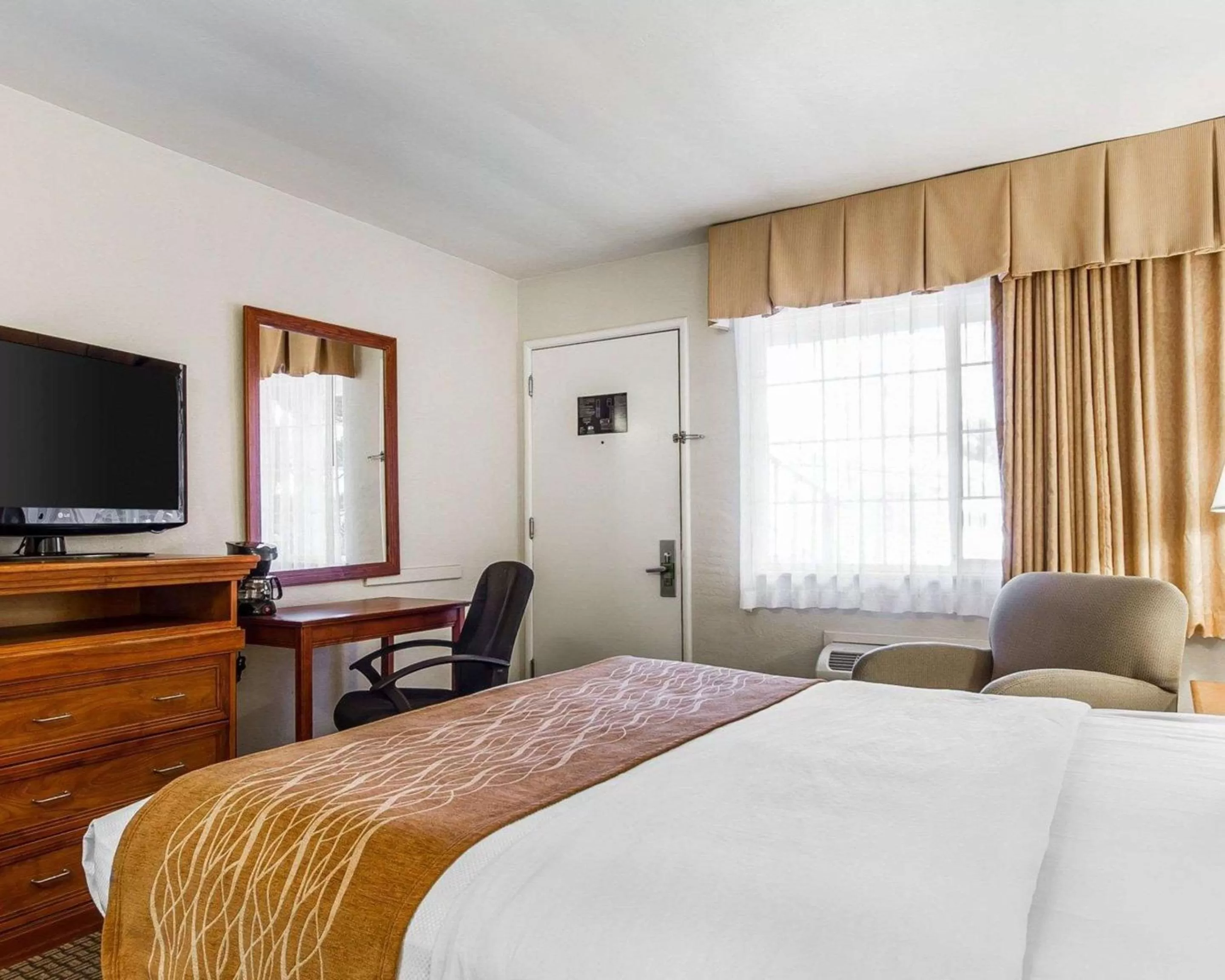 Photo of the whole room, Bed in The Inn at 1252 Monterey