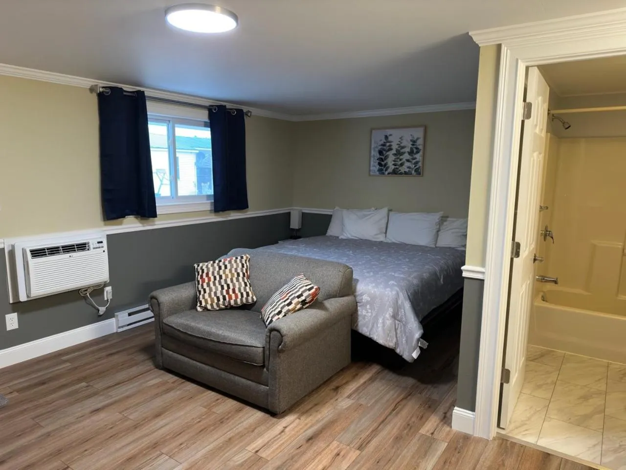 Bed in Sunset Motel at Armand's Gardens