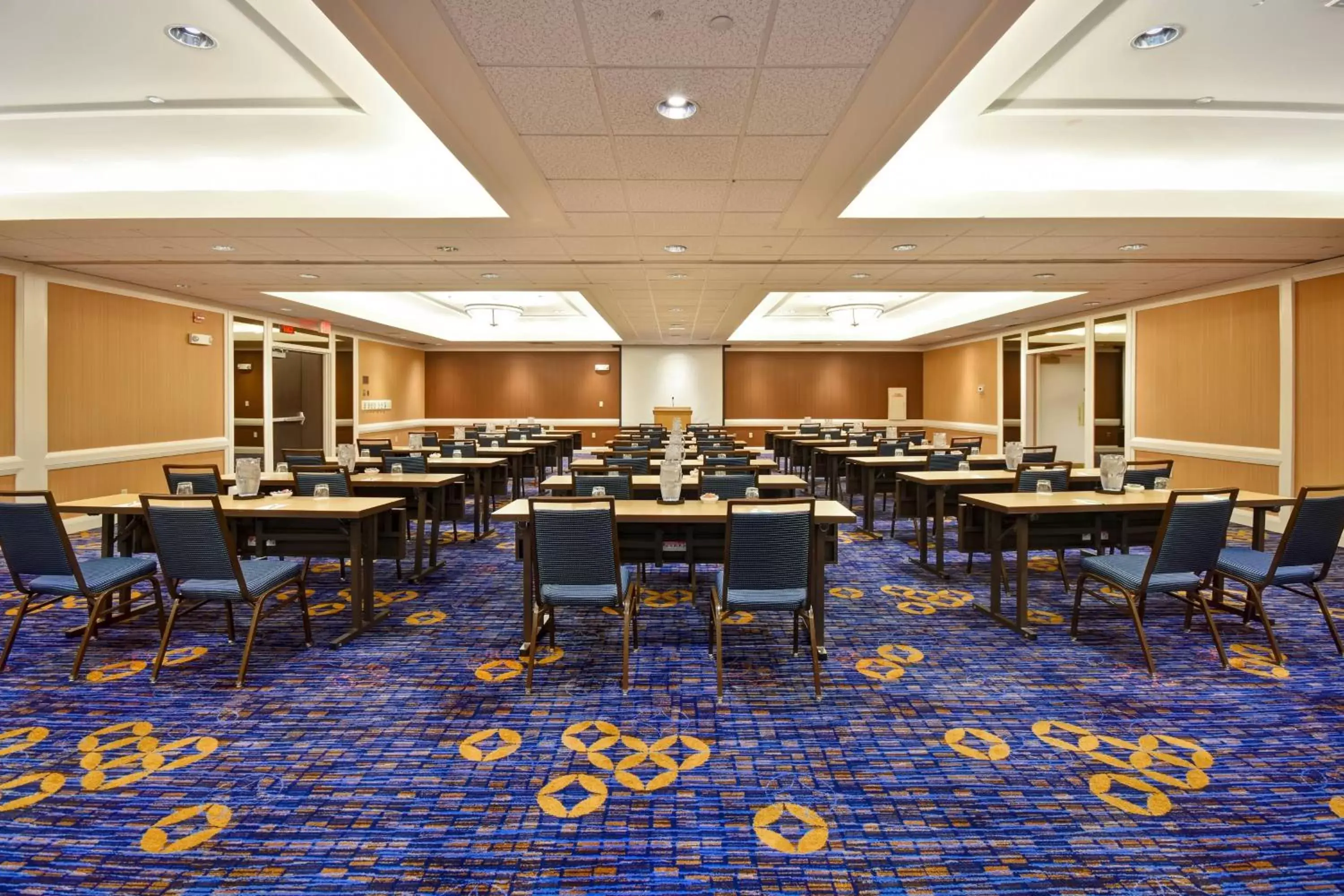 Meeting/conference room, Restaurant/Places to Eat in Courtyard Cape Cod Hyannis