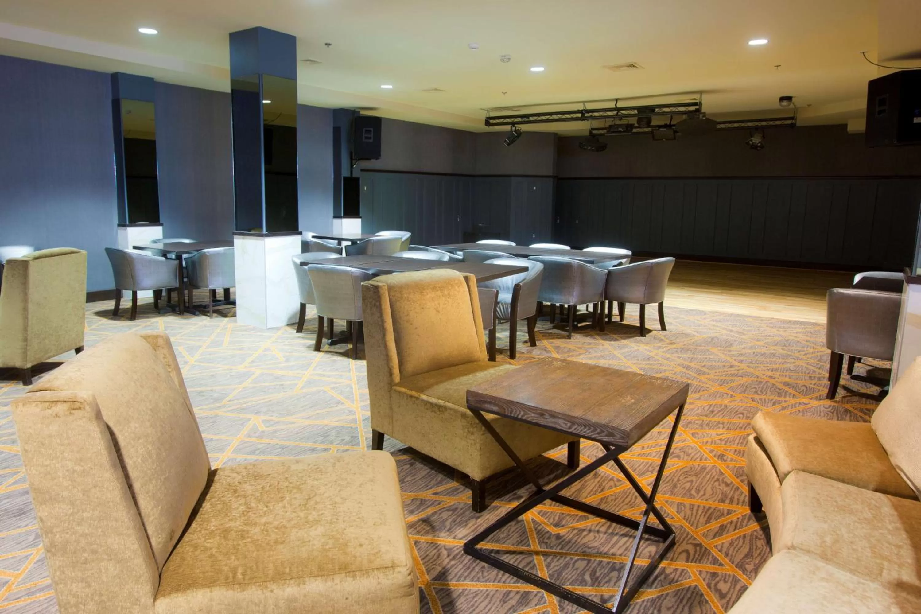 Lounge or bar in Midland Plaza Hotel