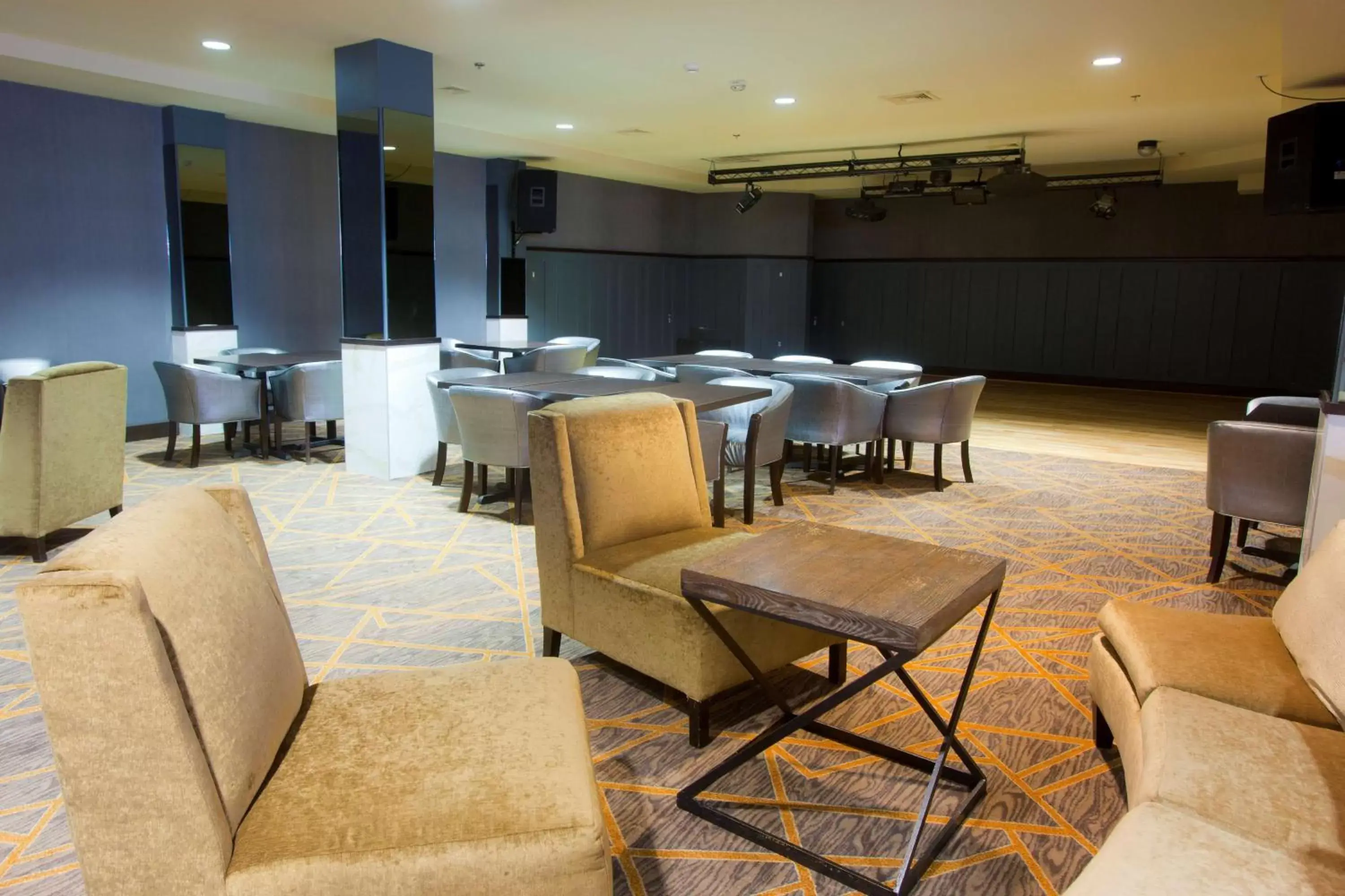 Lounge or bar, Restaurant/Places to Eat in DoubleTree by Hilton Midland Plaza