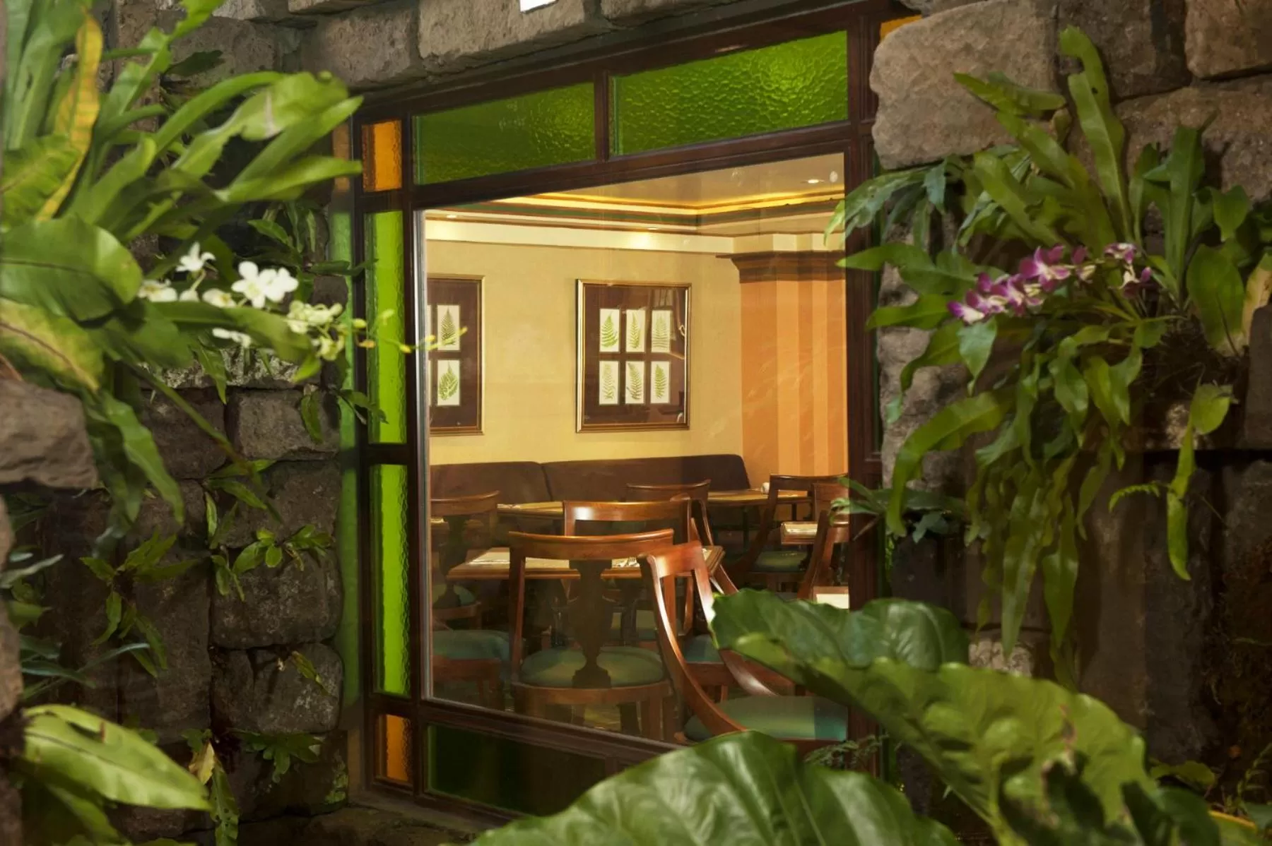 Restaurant/places to eat in Herald Suites