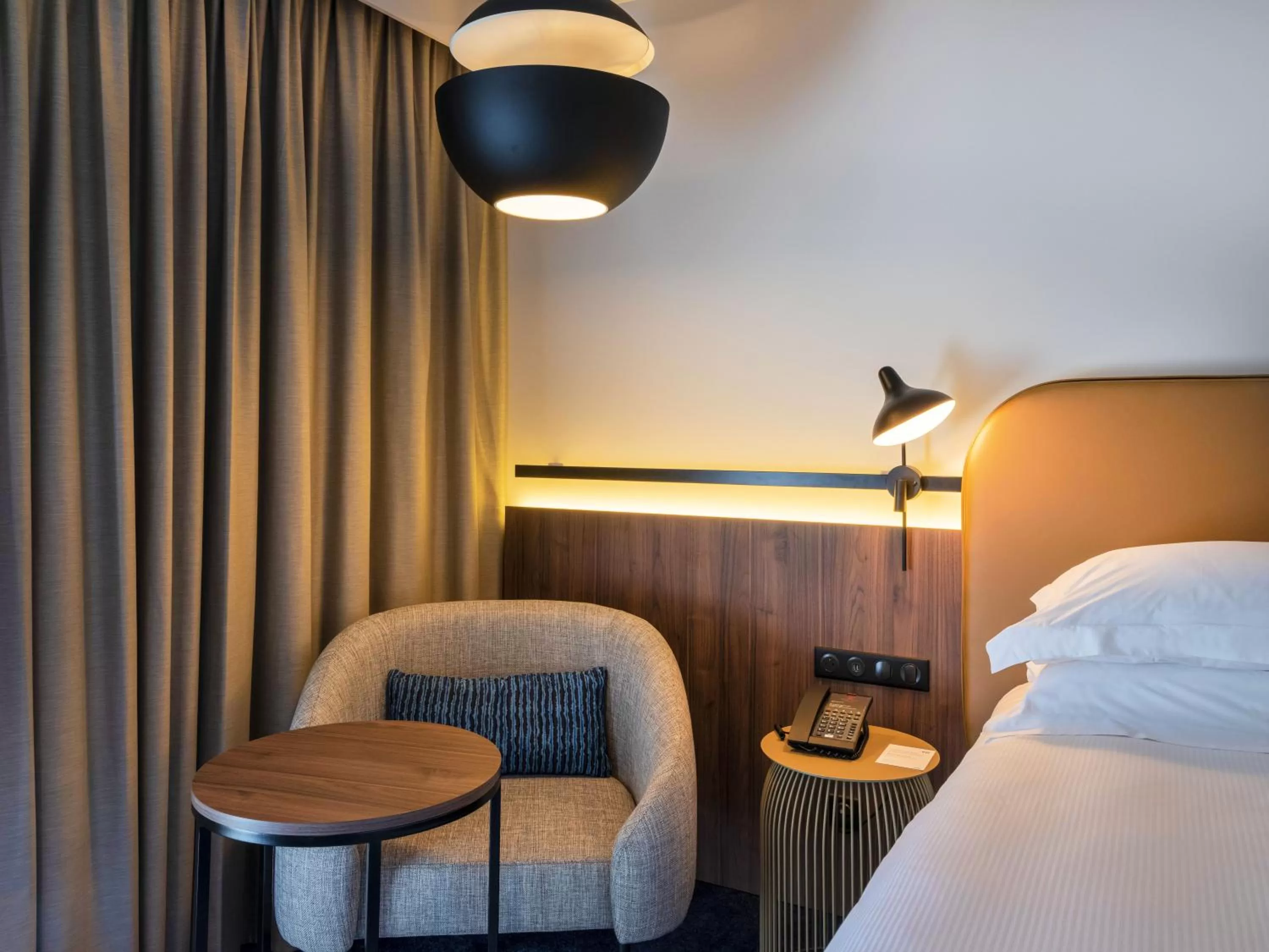 Bedroom, Bed in Crowne Plaza - Nice - Grand Arenas by IHG