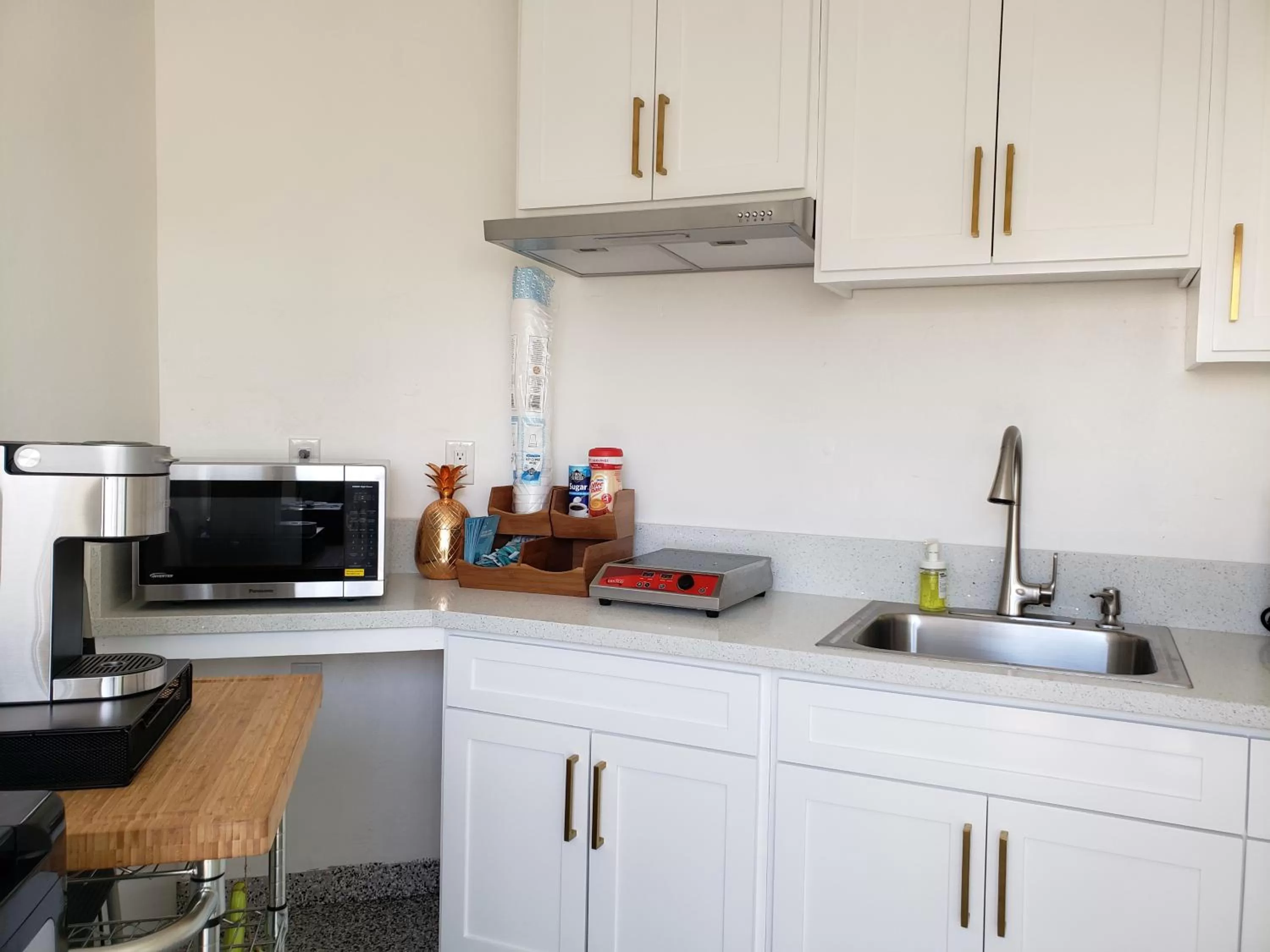 Kitchen or kitchenette in Calafia Inn San Clemente Newly renovated