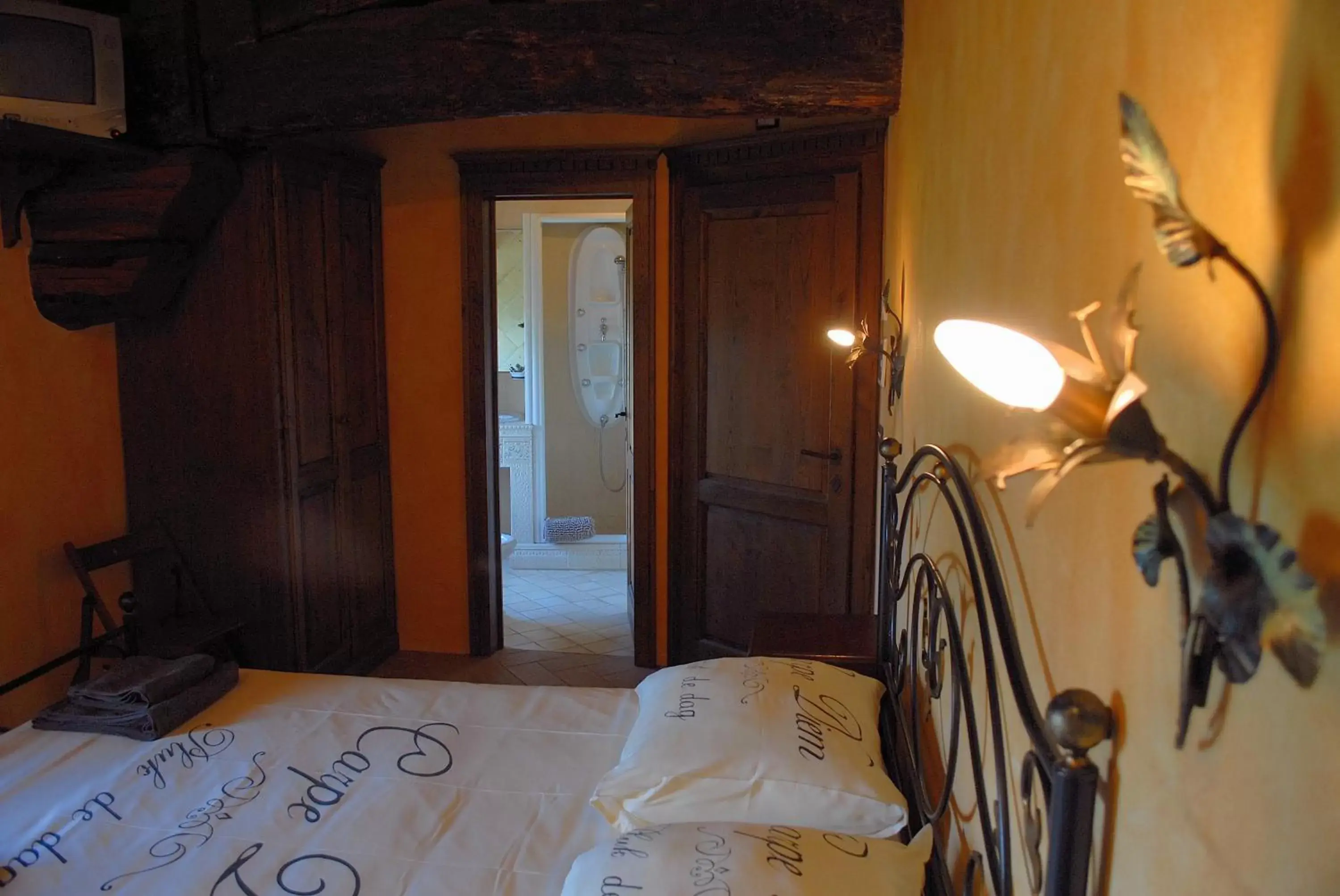 Bathroom, Bed in Castello Di Giomici
