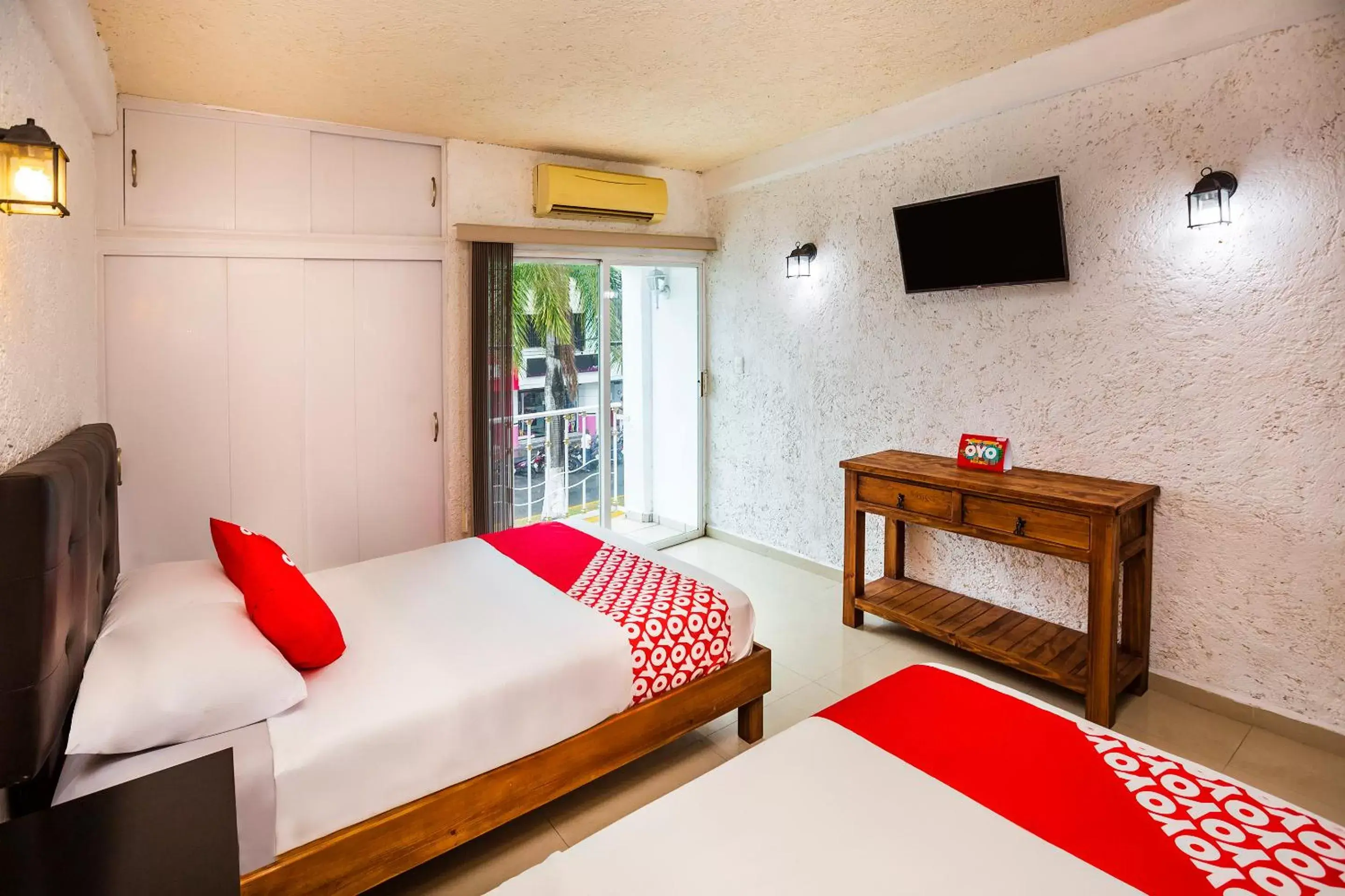 Bedroom, Bed in OYO Hotel Dos Mundos,Aeropuerto Internacional de Cozumel