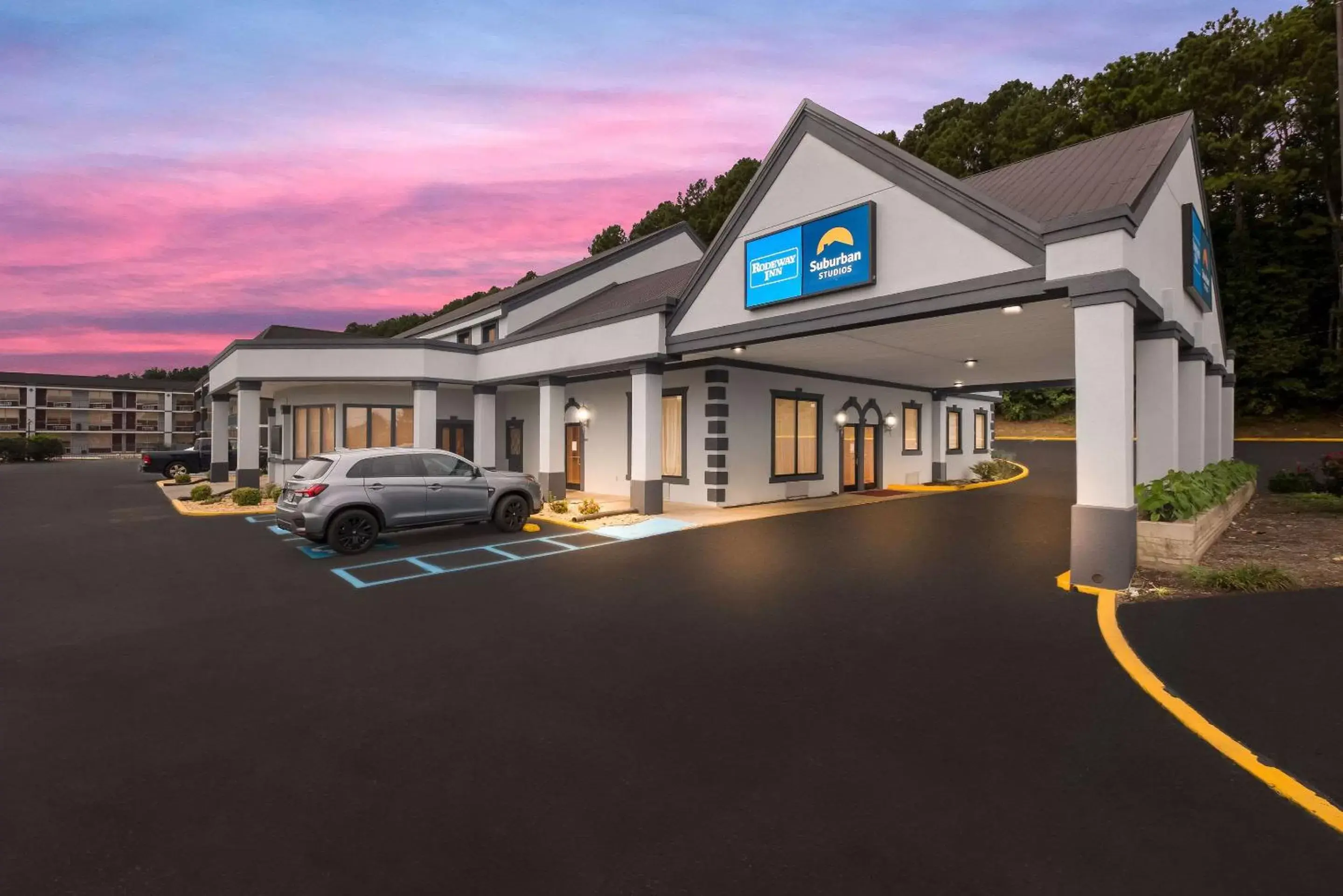 Property building in Rodeway Inn Cleveland TN I-75 Property building in Rodeway Inn Cleveland TN I-75