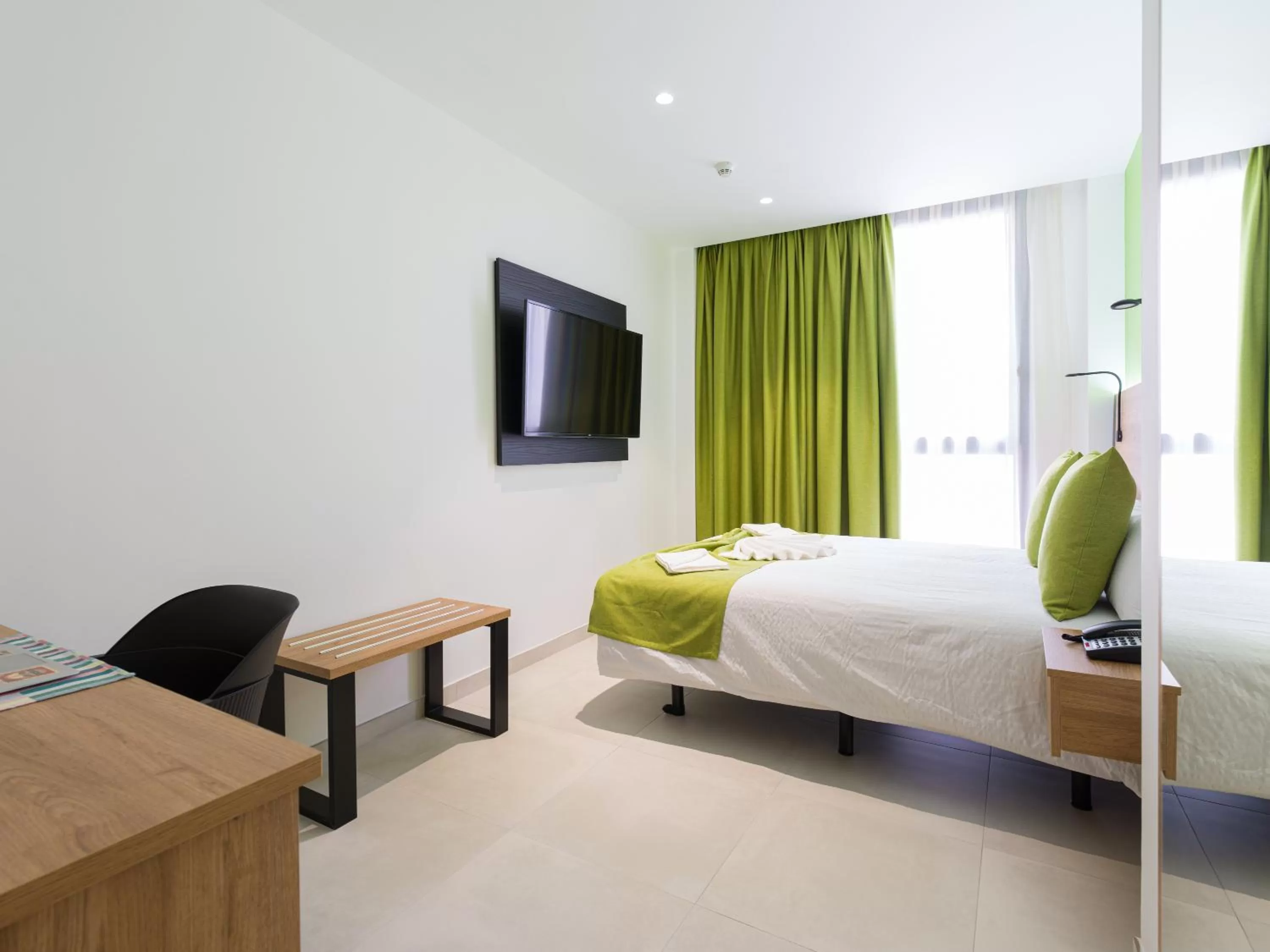 TV and multimedia, Bed in Hotel MG Poniente