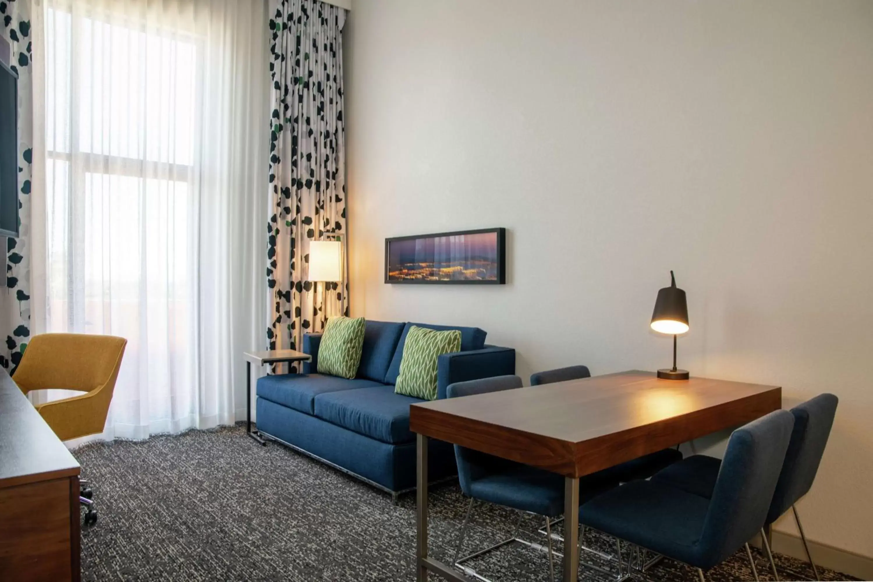 Bedroom, Seating Area in Hampton Inn & Suites Sherman Oaks