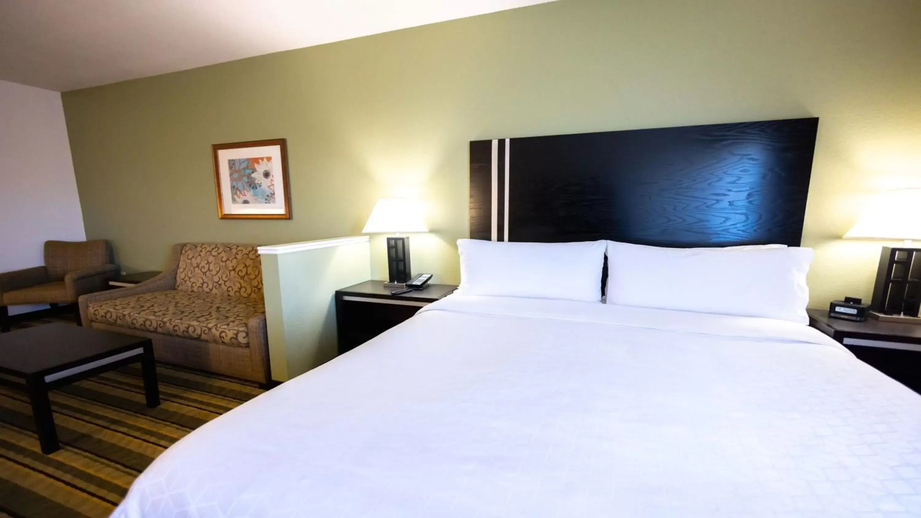 Photo of the whole room, Bed in Holiday Inn Express Berkeley, an IHG Hotel