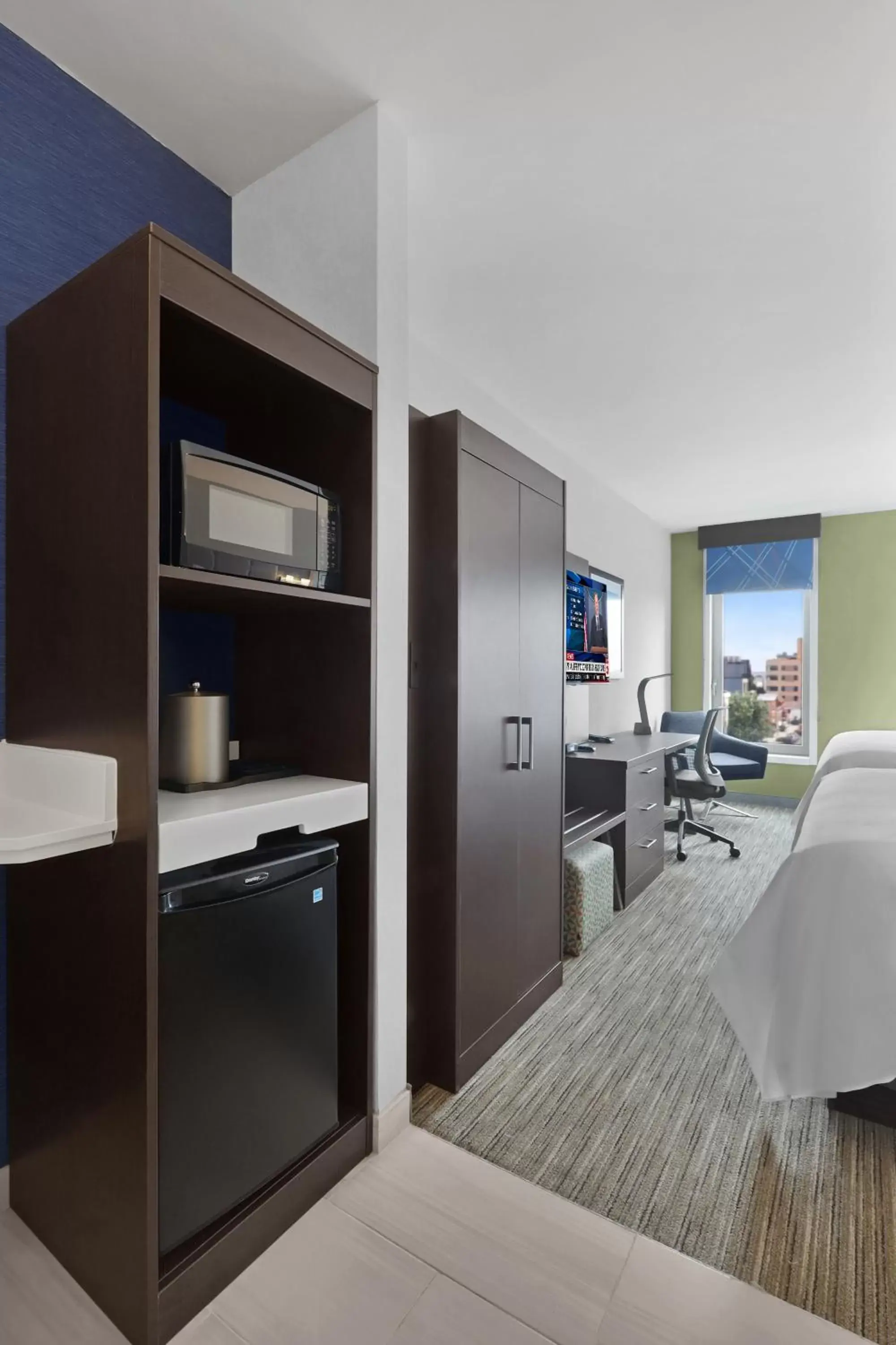 Bed, TV/Entertainment Center in Holiday Inn Express - Brooklyn - Bushwick , an IHG Hotel