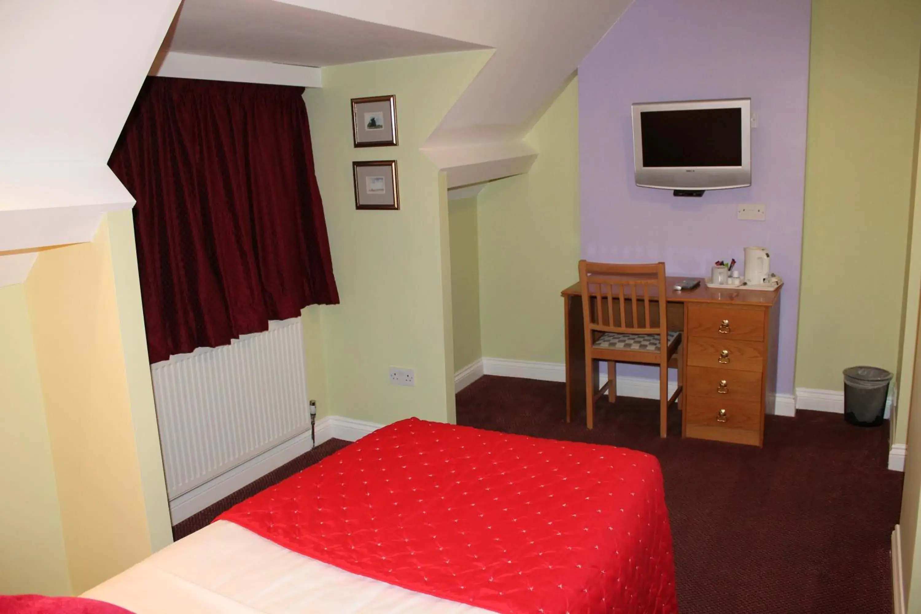 Bedroom, TV/Entertainment Center in The Abbey House Hotel