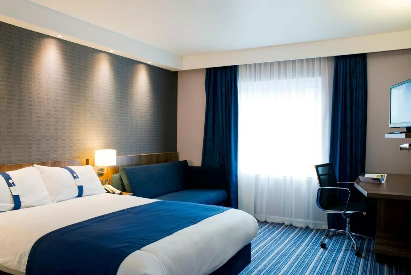 Photo of the whole room, Bed in Holiday Inn Express Windsor, an IHG Hotel