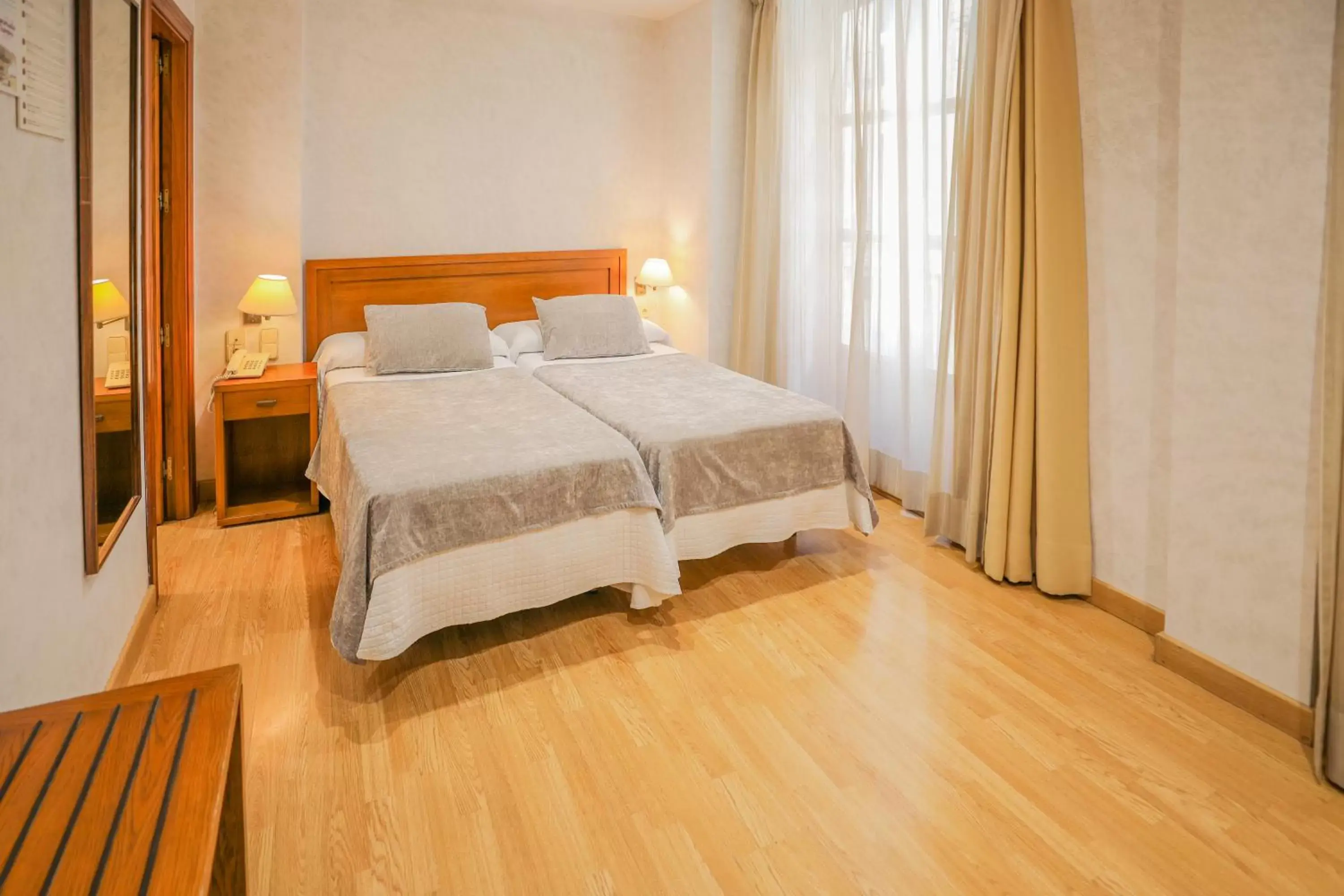 Special Offer - Twin Room in Hotel Granada Centro