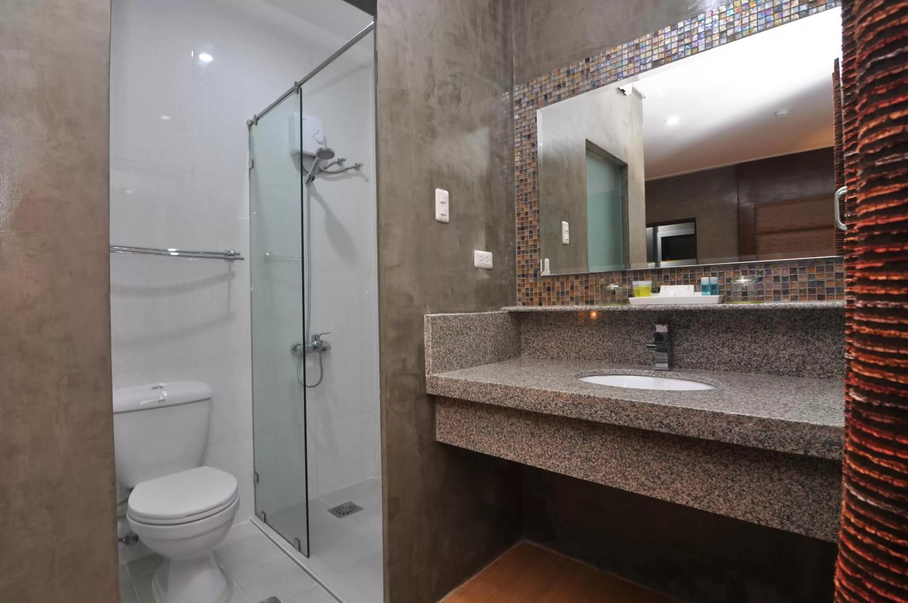 Shower in 717 Cesar Place Hotel