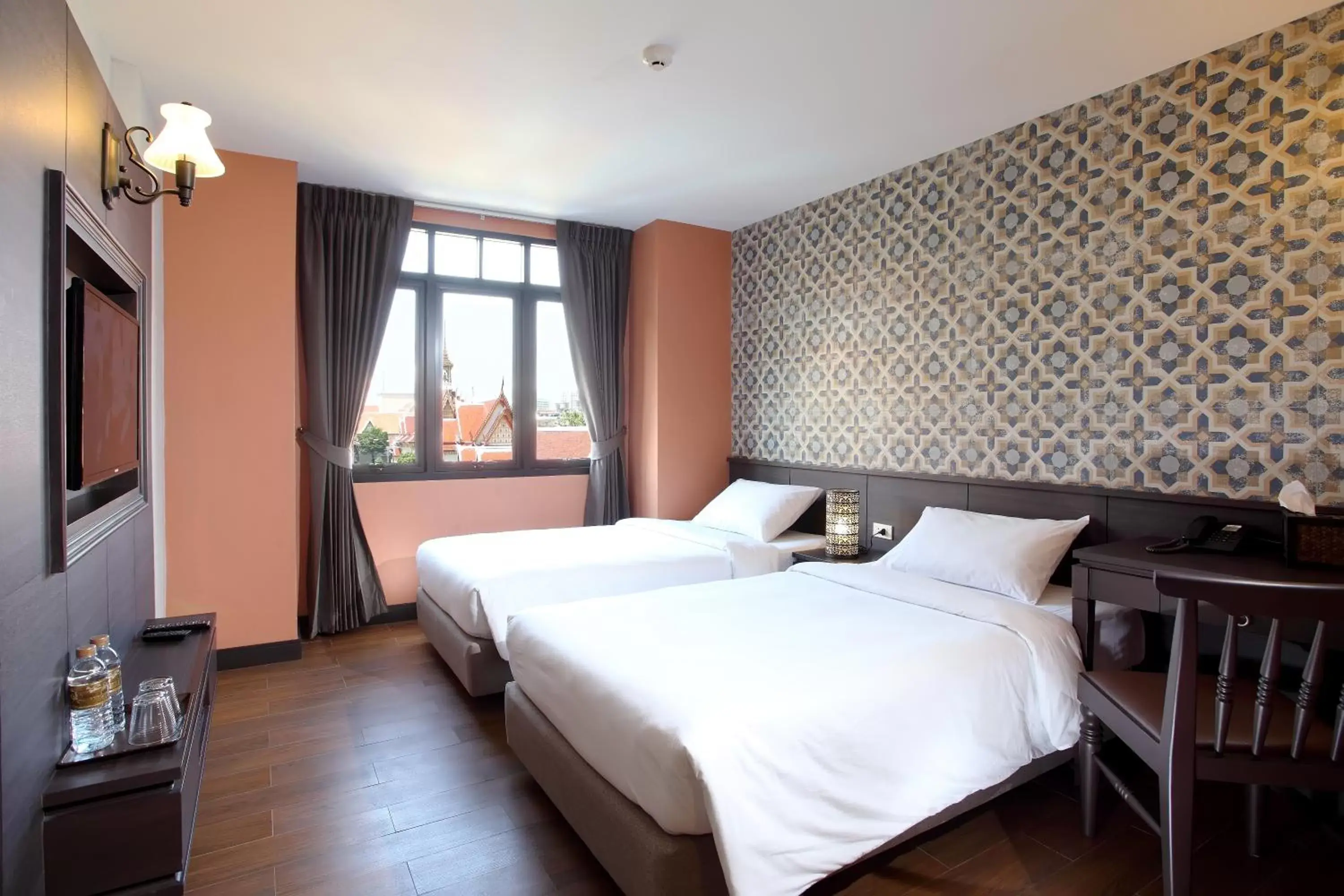 Bed in Rambuttri Village Plaza Bed in Rambuttri Village Plaza