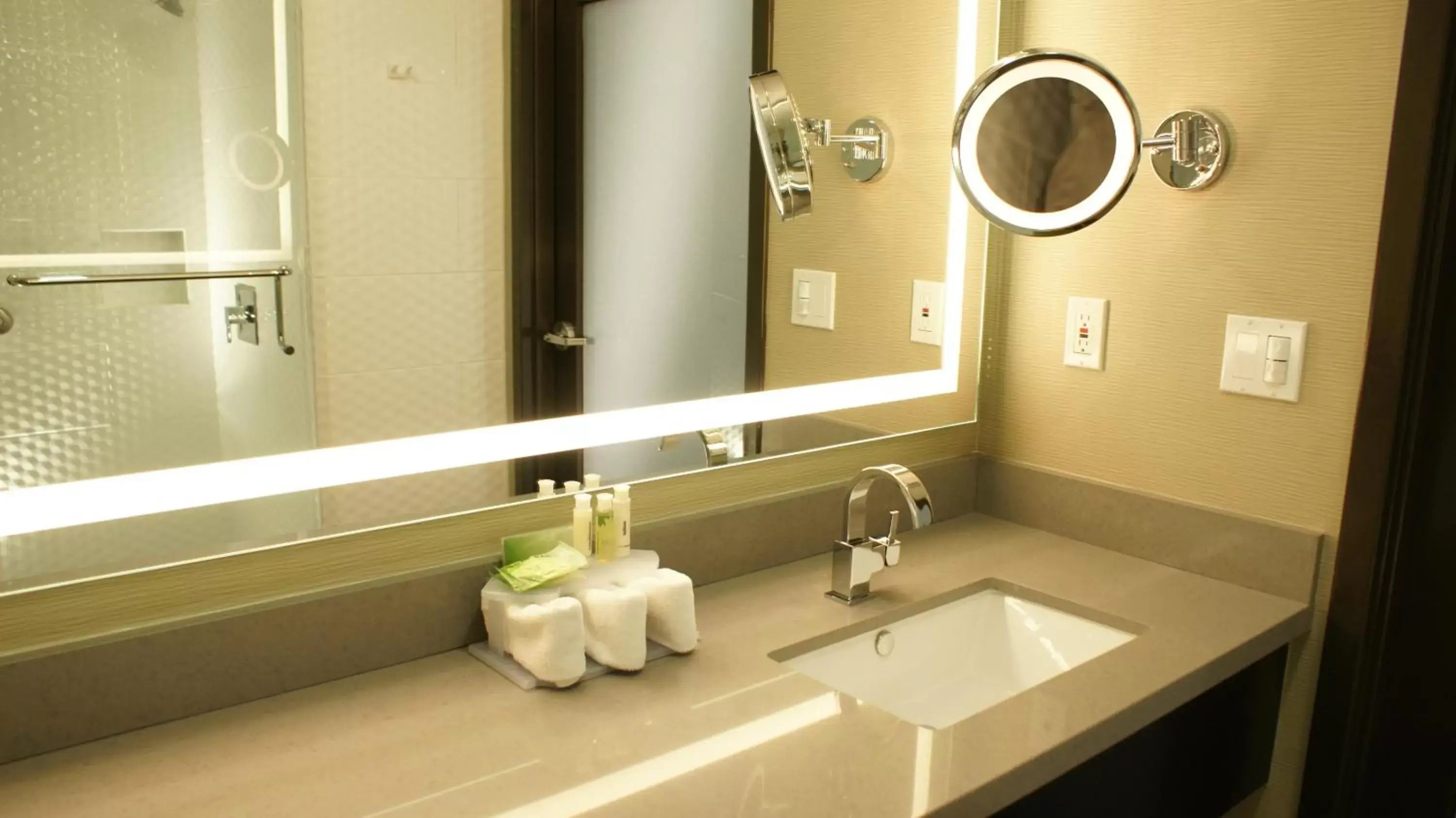 Photo of the whole room, Bathroom in Holiday Inn Express Hollywood Walk of Fame, an IHG Hotel