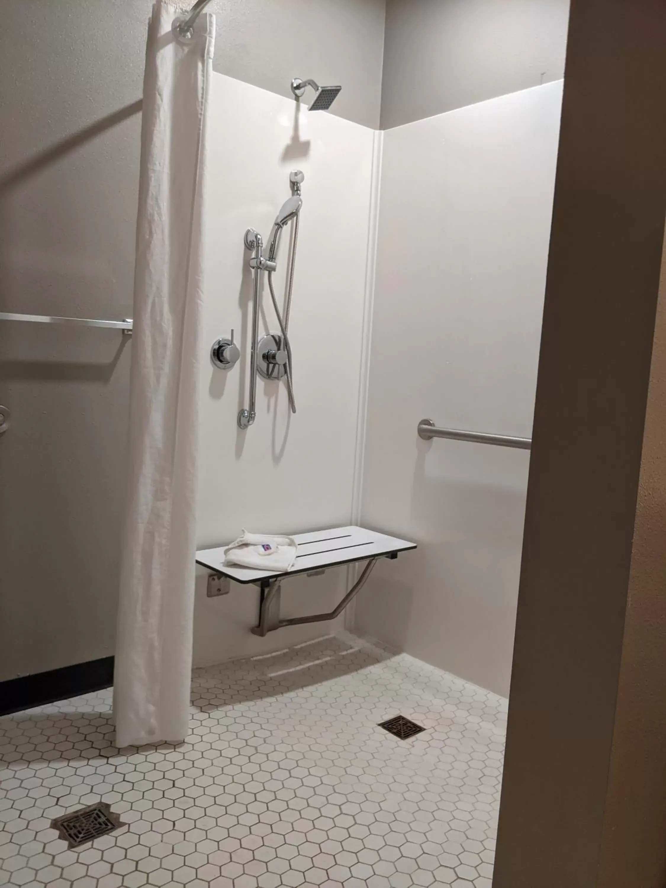 Shower, Bathroom in Motel 6 North Platte - East