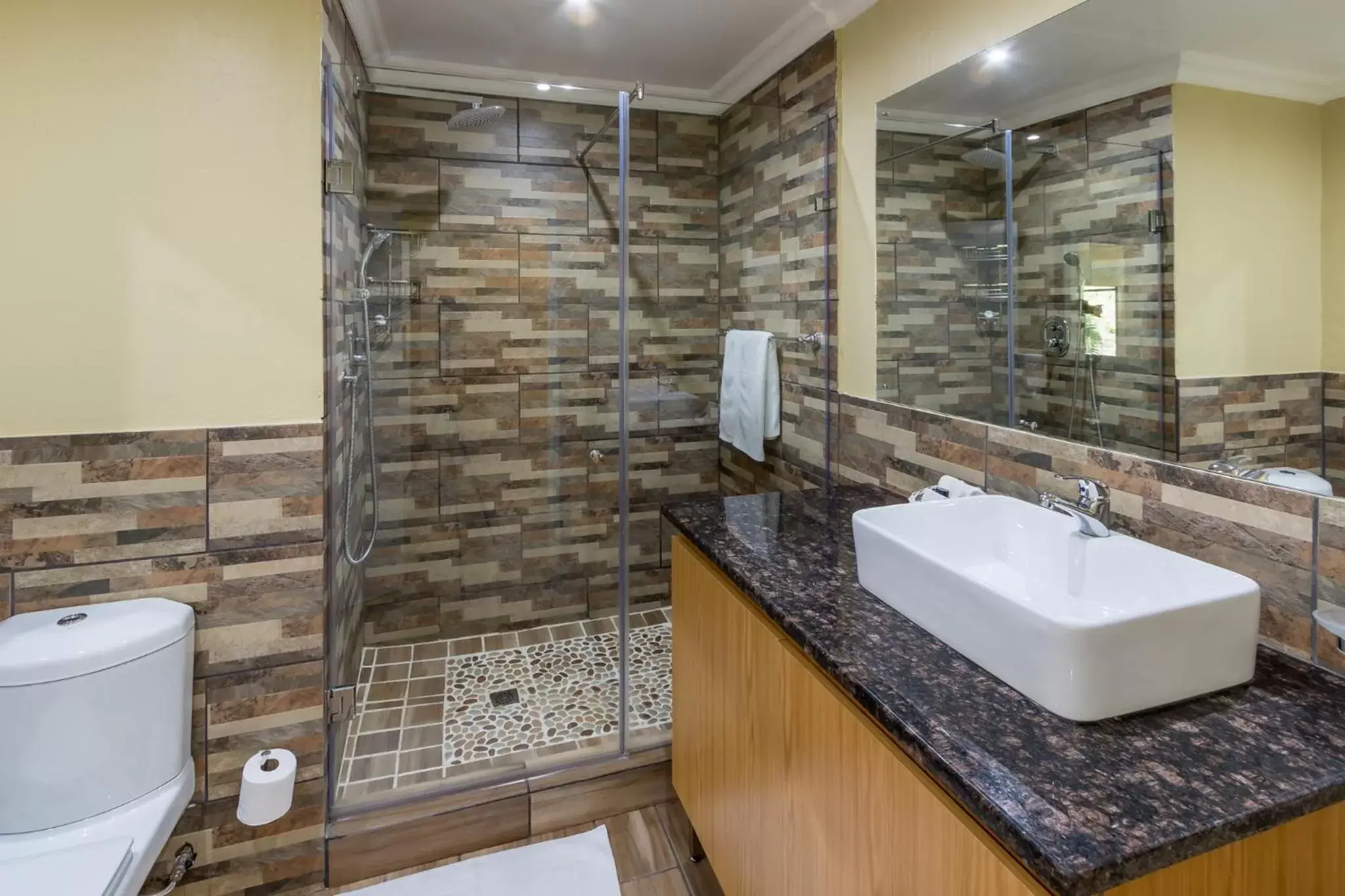 Shower, Bathroom in Hotel Numbi & Garden Suites