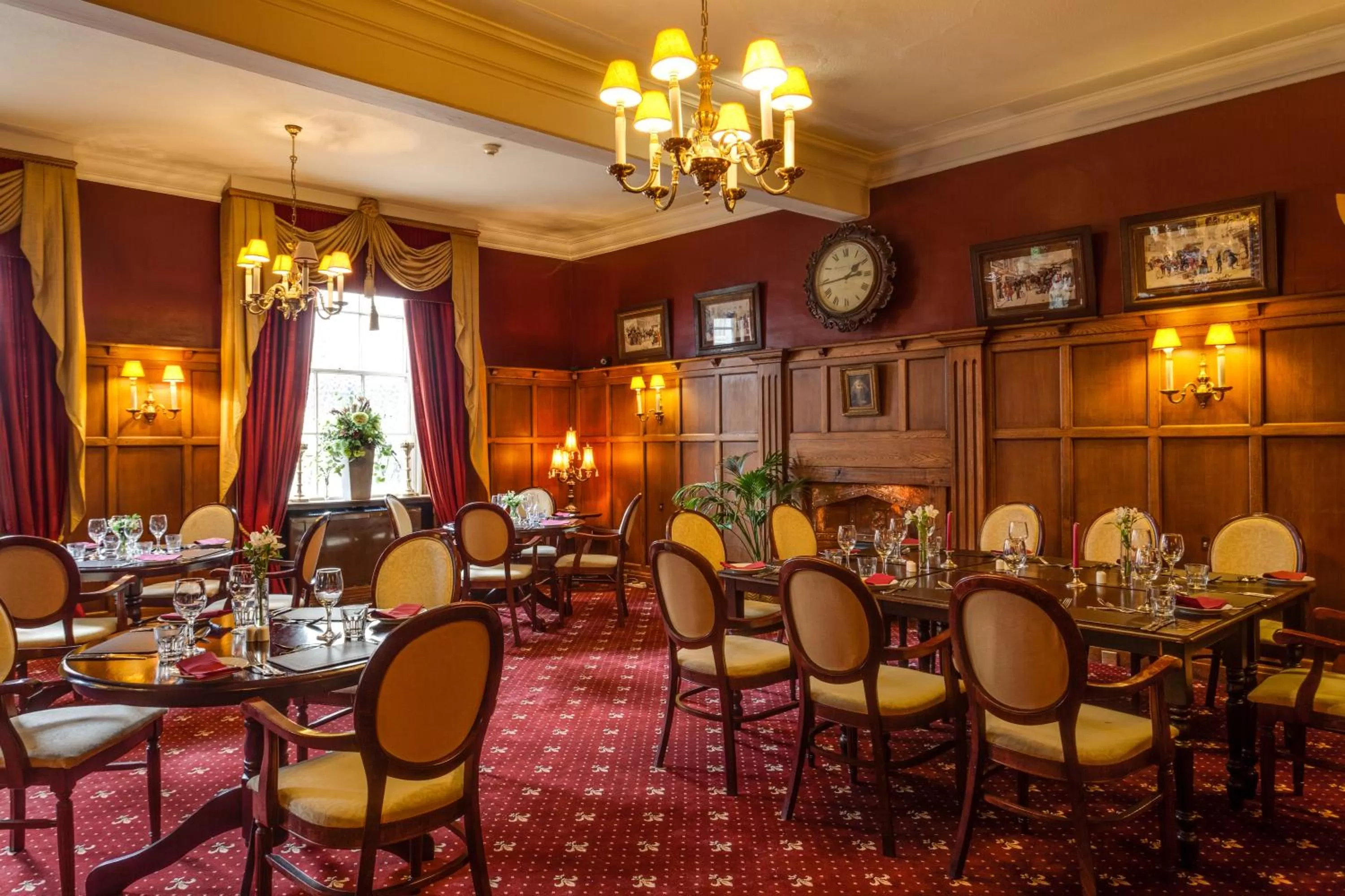 Restaurant/places to eat in The Saracens Head Hotel