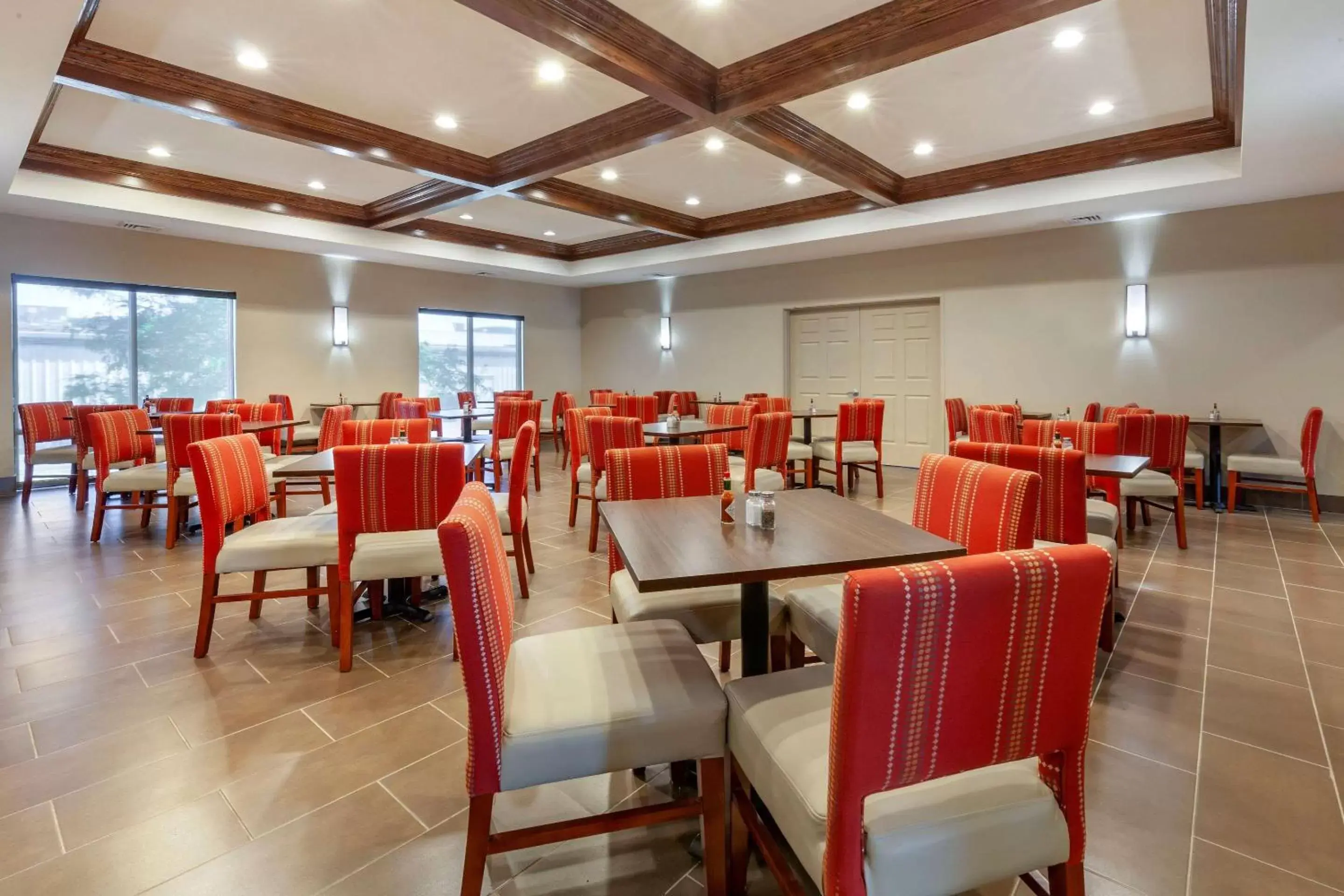 Restaurant/Places to Eat in Comfort Suites Oshkosh