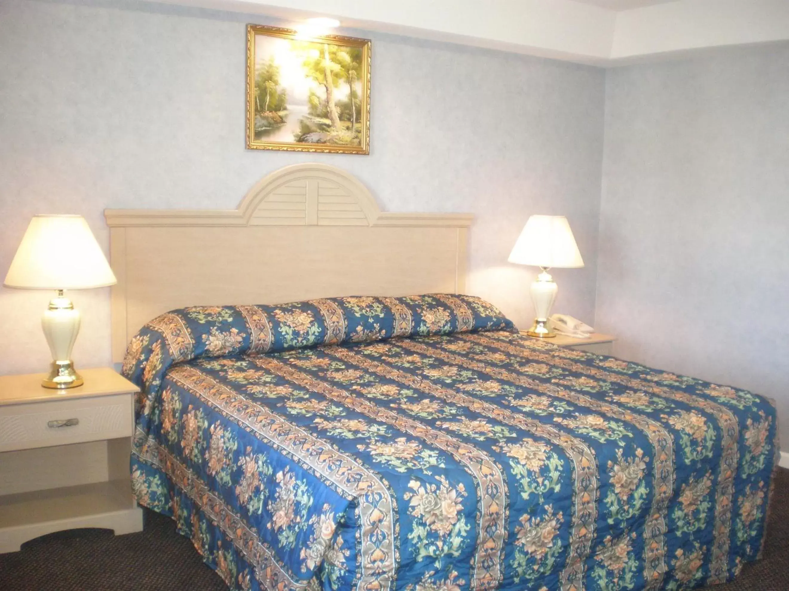 Bed in Village Inn & Suites - Smithville