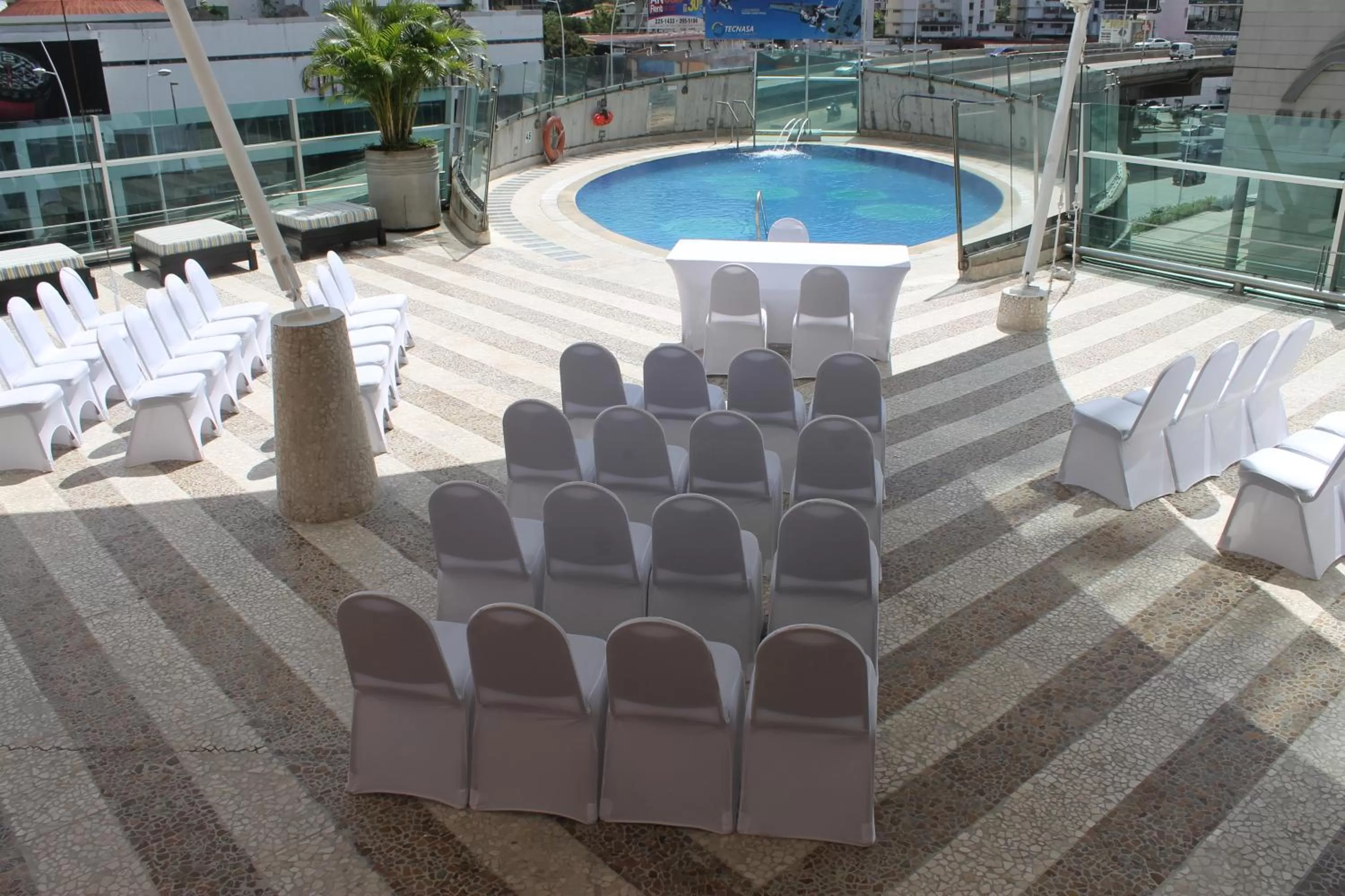 Swimming pool in Decapolis Hotel Panama City