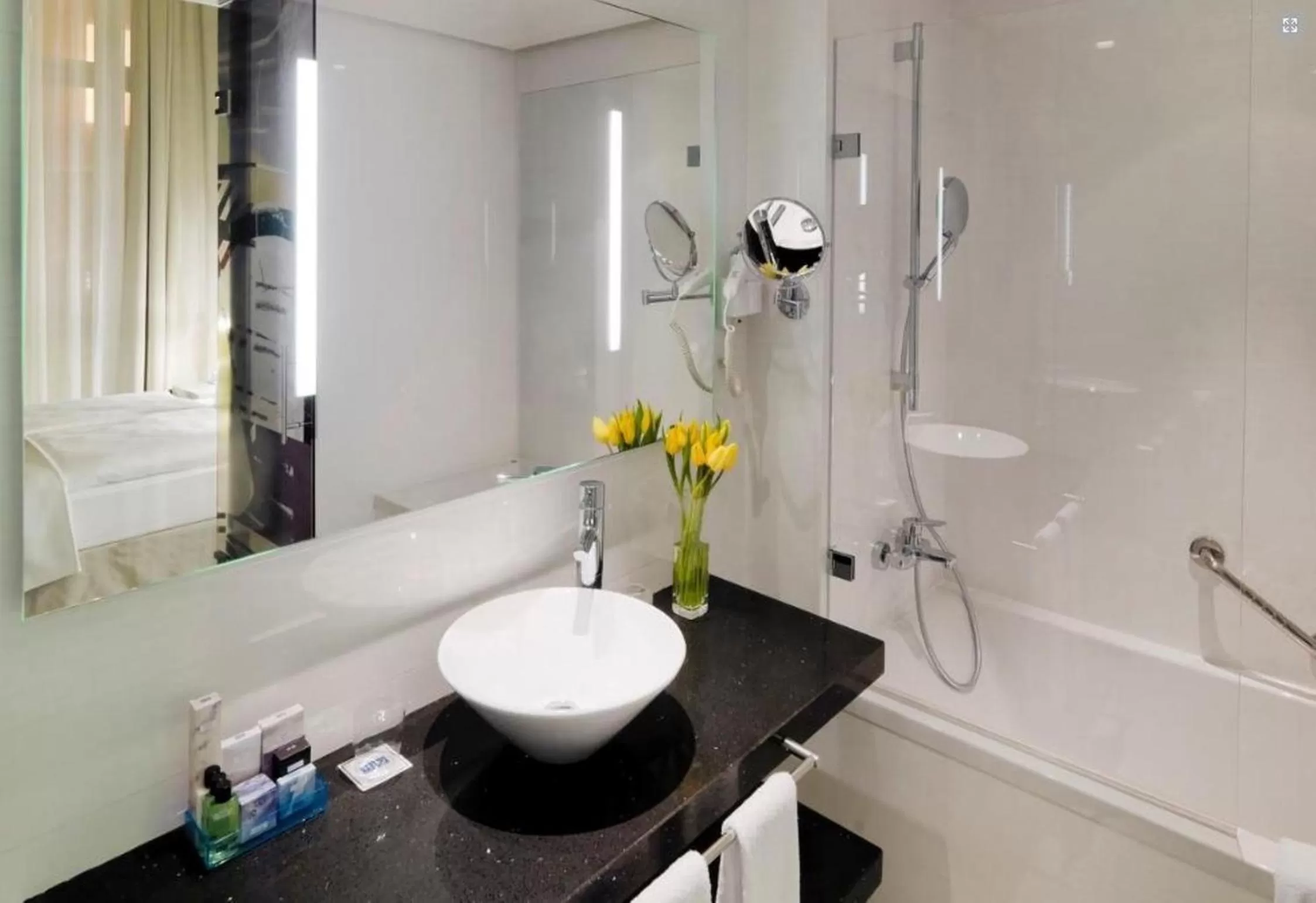 Bathroom in H10 Berlin Ku'Damm