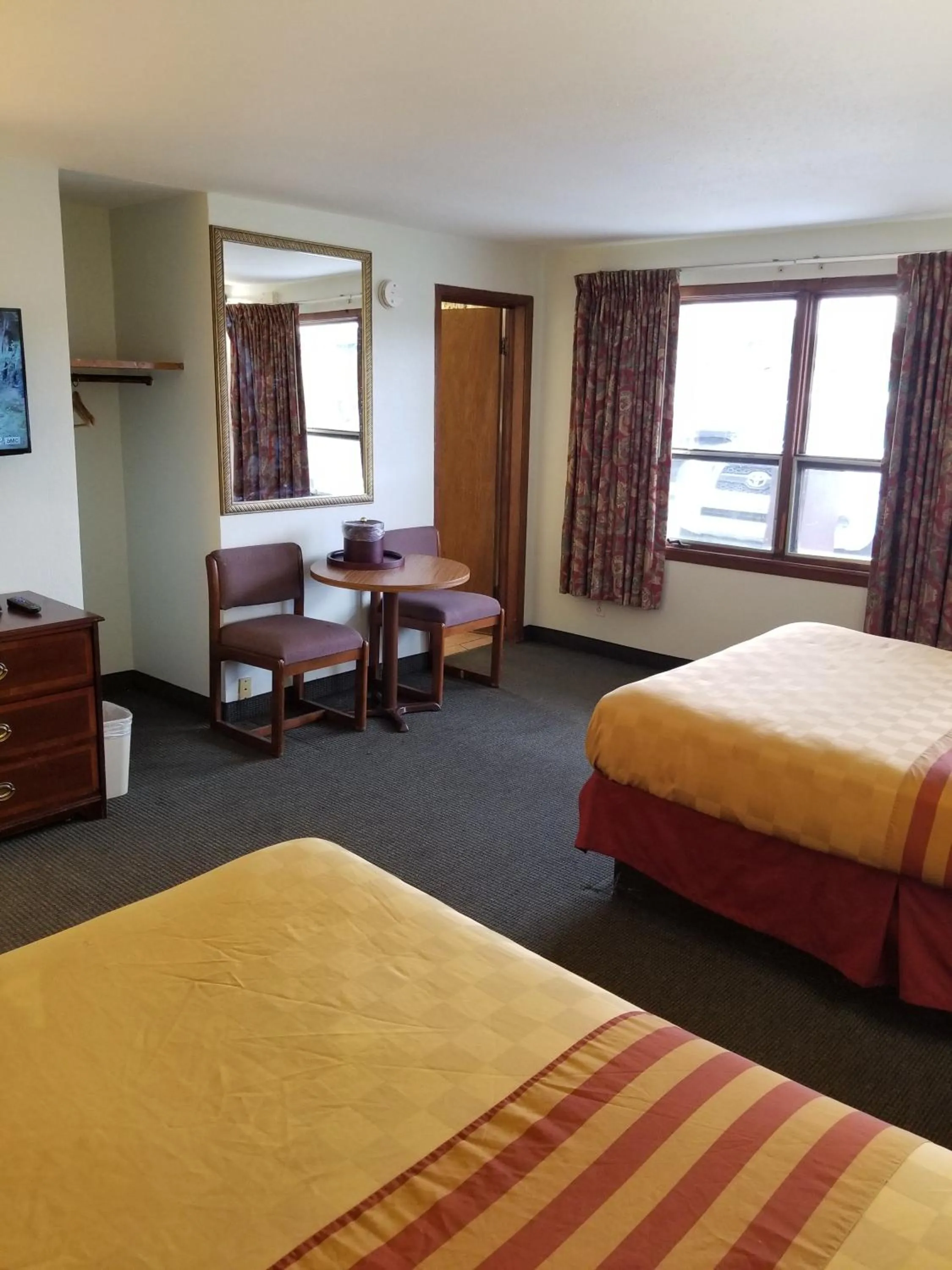 Bed in Budget Inn And Suites Eagan