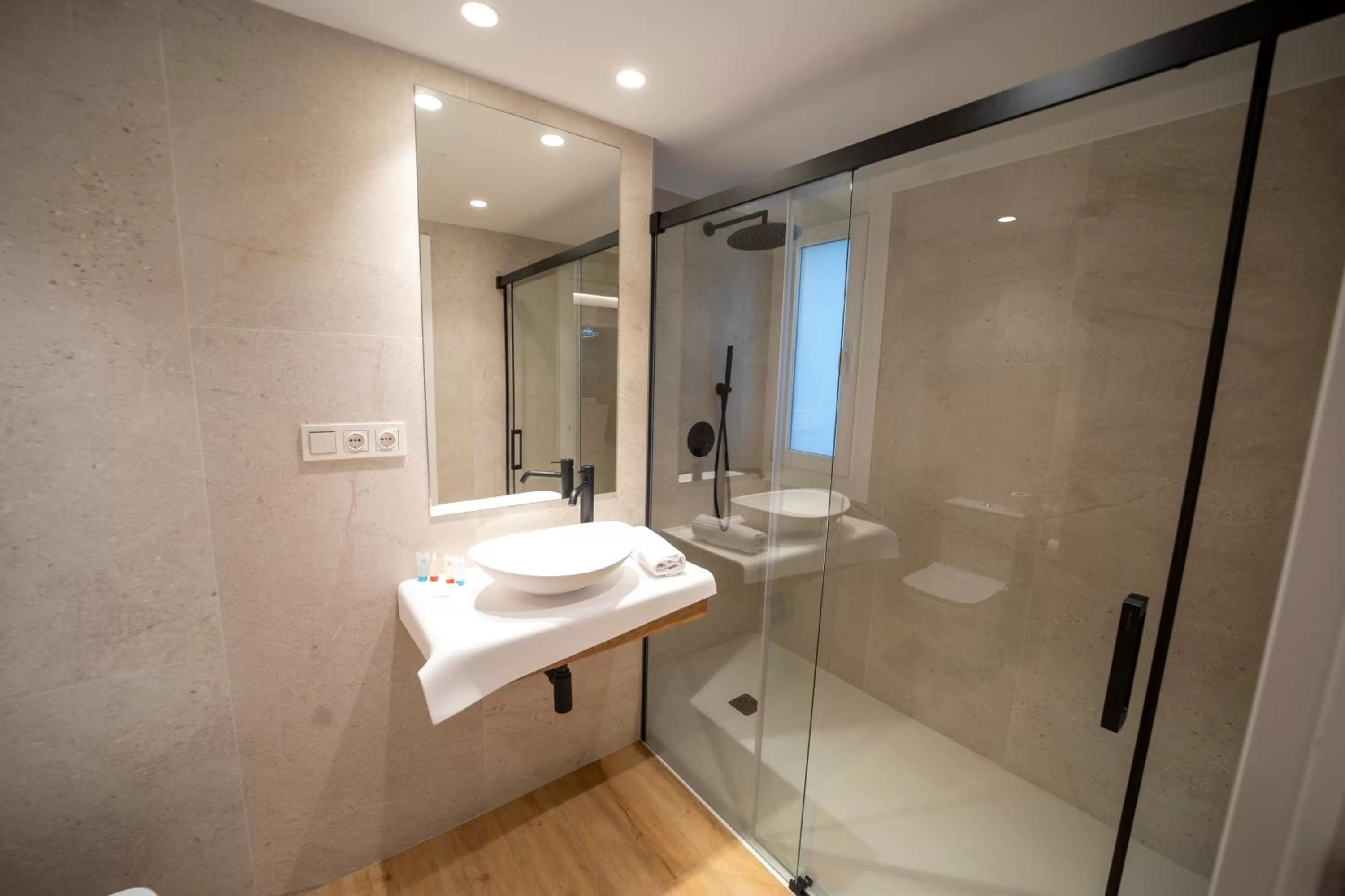 Shower in Hotel Boutique Berazadi Berri